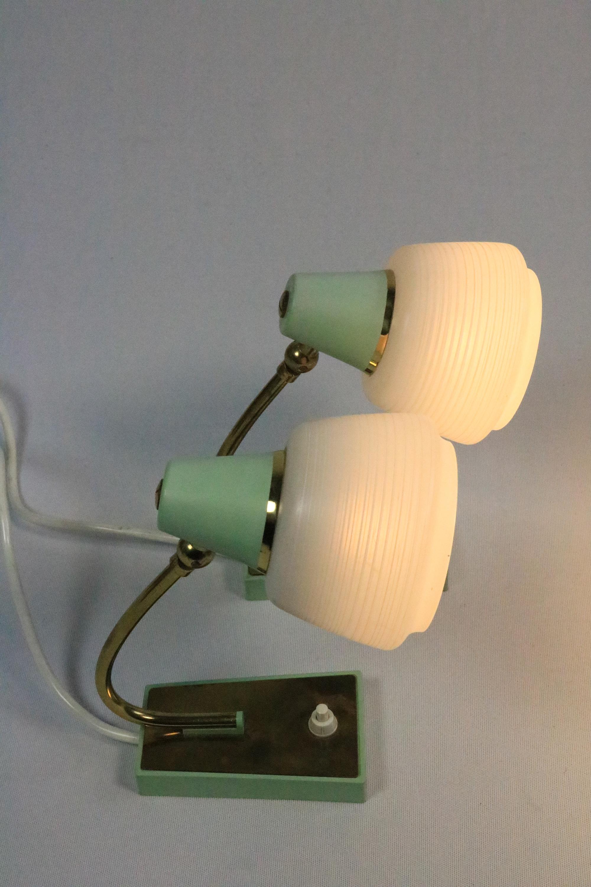 20ième siècle Ensemble de 2 petites lampes de bureau du milieu du siècle dernier, laiton/vert menthe, Allemagne en vente