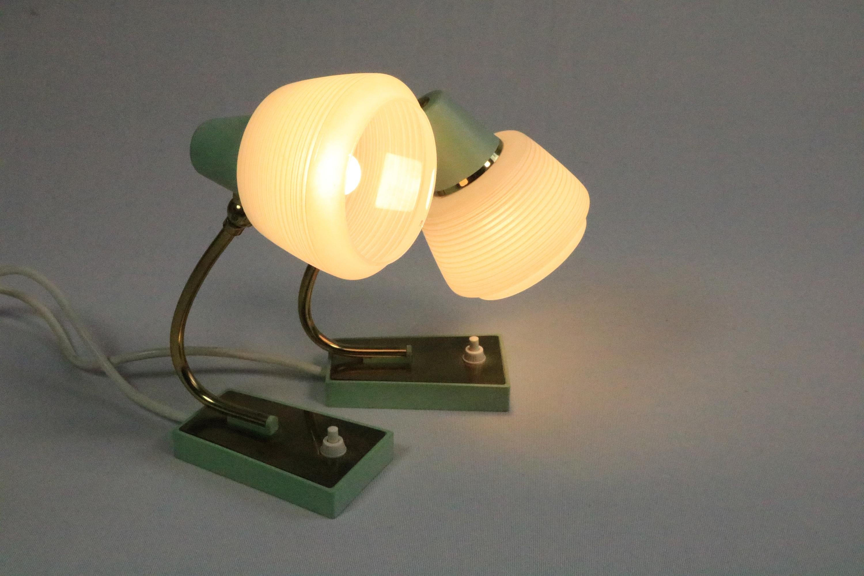 Métal Ensemble de 2 petites lampes de bureau du milieu du siècle dernier, laiton/vert menthe, Allemagne en vente