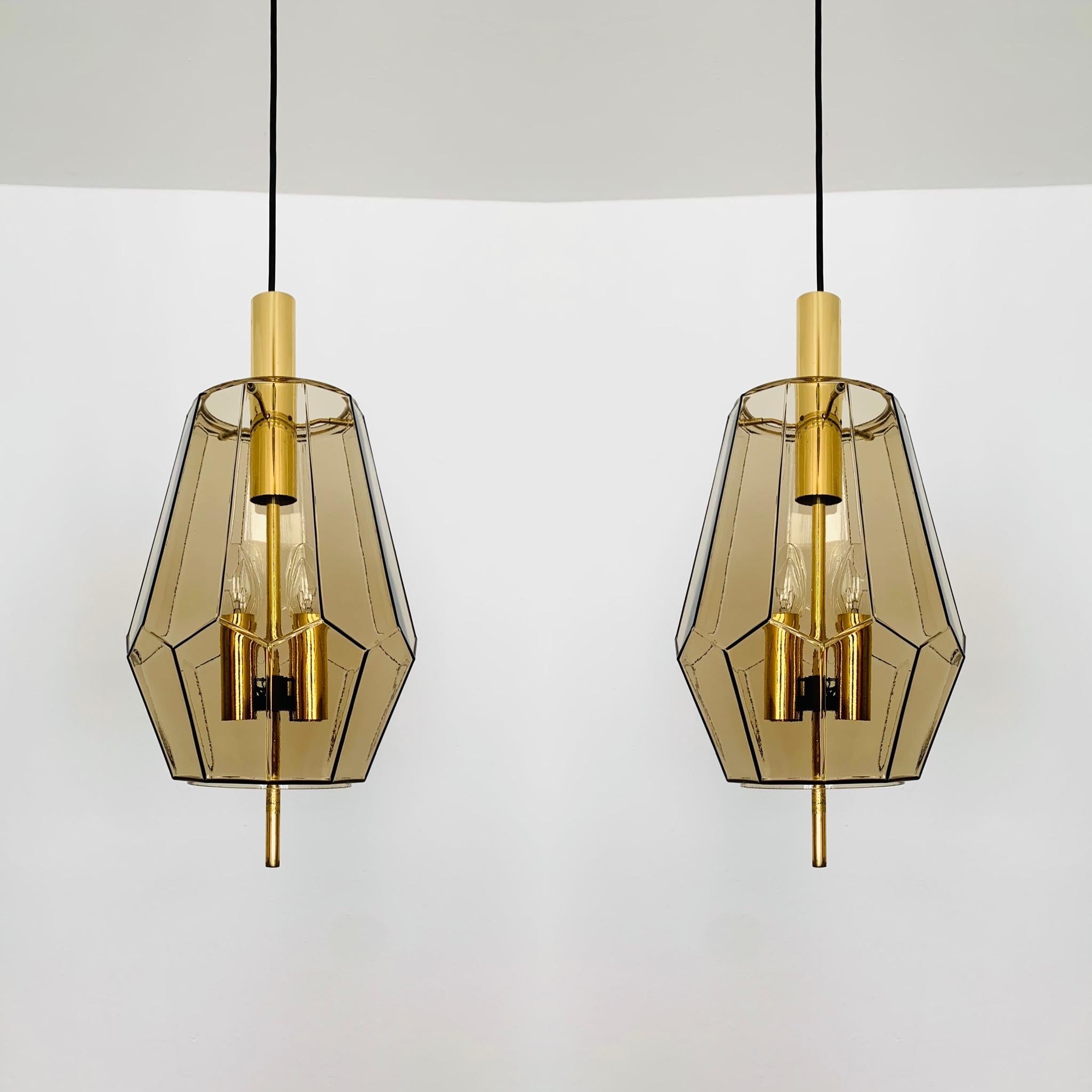 Bellissime lampade a sospensione in vetro fumé degli anni '60.
Le lampade diffondono un grande gioco di luci nella stanza.
Una lavorazione meravigliosa e di altissima qualità.

Produttore: Glashütte Limburg

Condizioni:

Condizioni vintage molto