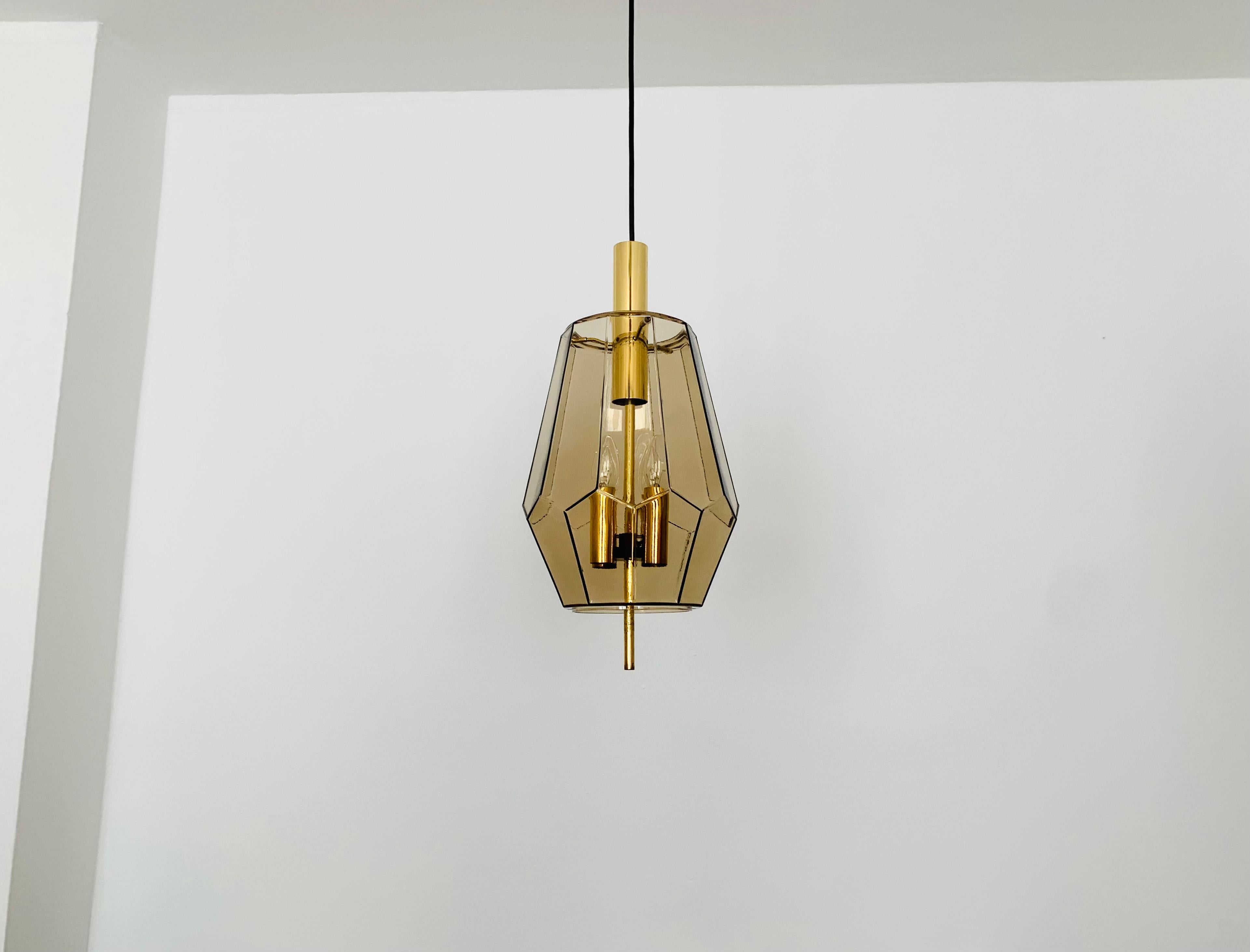 Mid-Century moderno Set di 2 lampade a sospensione in vetro fumé di Glashütte Limburg in vendita