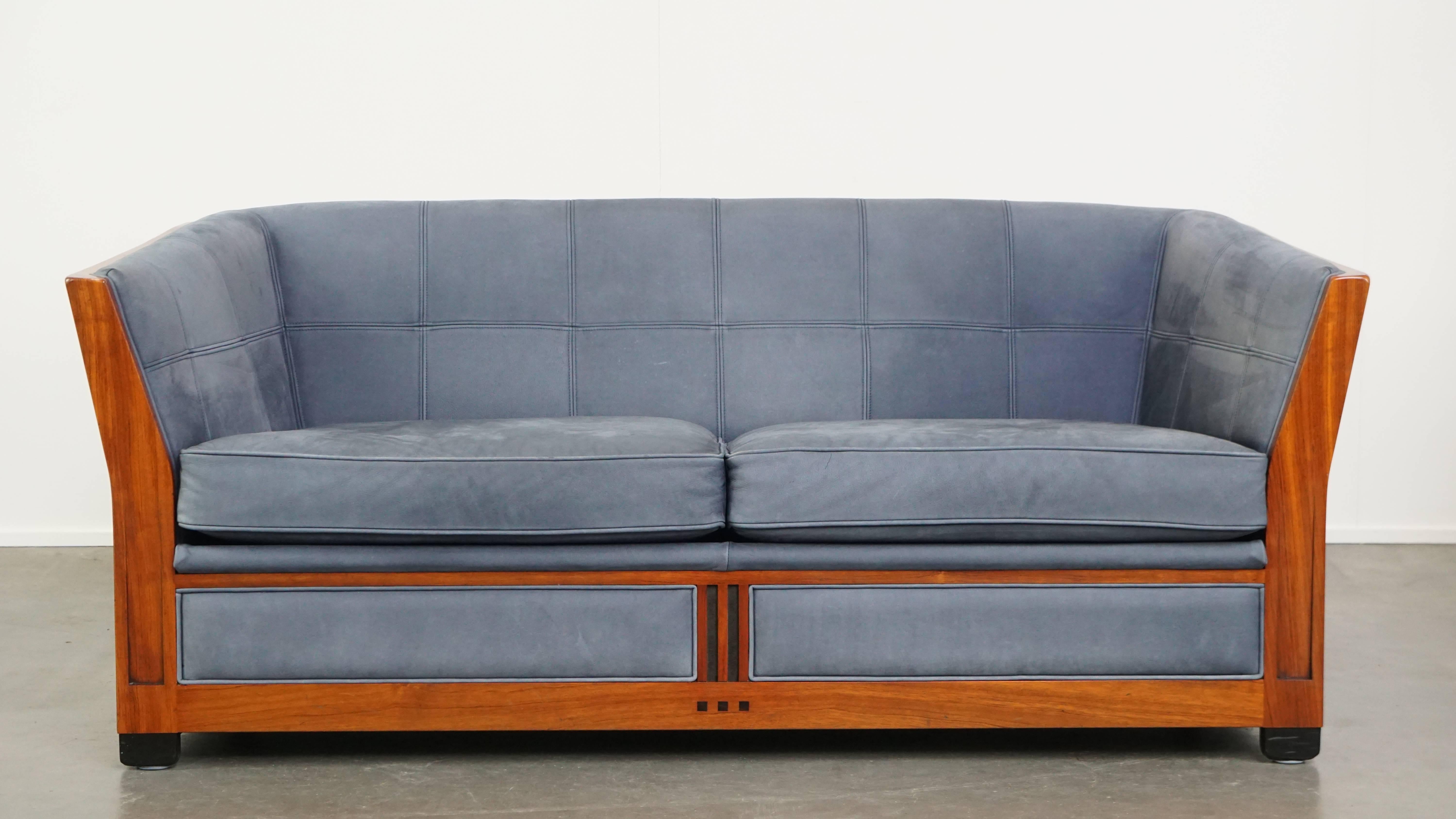 Offert : ce fantastique ensemble de 2 canapés Schuitema de style Art Déco avec un magnifique revêtement en cuir nubuck bleu de la série Decoforma.
Cet élégant ensemble de deux canapés provient de la célèbre marque néerlandaise Schuitema, connue pour