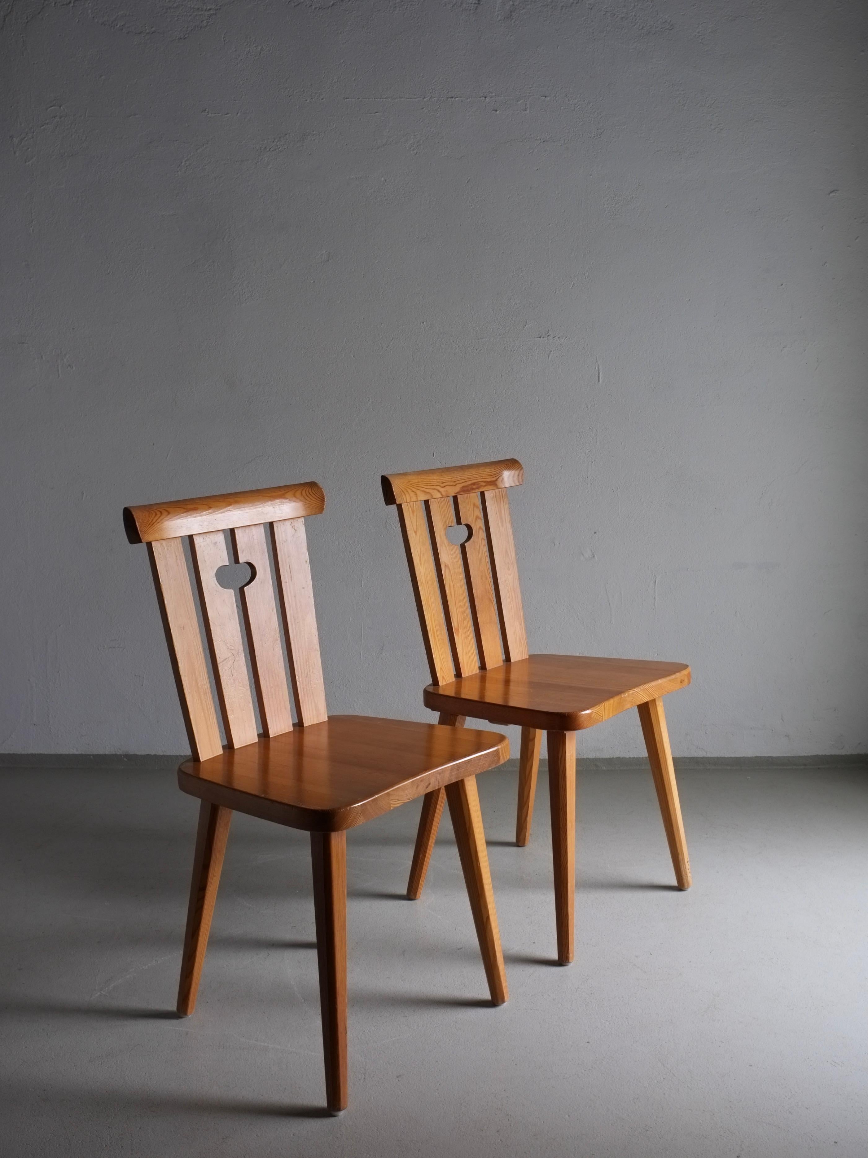 Set of 2 solid pine dining chairs designed by Göran Malmvall in the 1940s. Four more chairs are available, please ask.

Additional information:
Country of manufacture: Sweden
Period: 1940s
Dimensions: W 43 cm x D 40 cm x H 80 cm, H(seat) 44