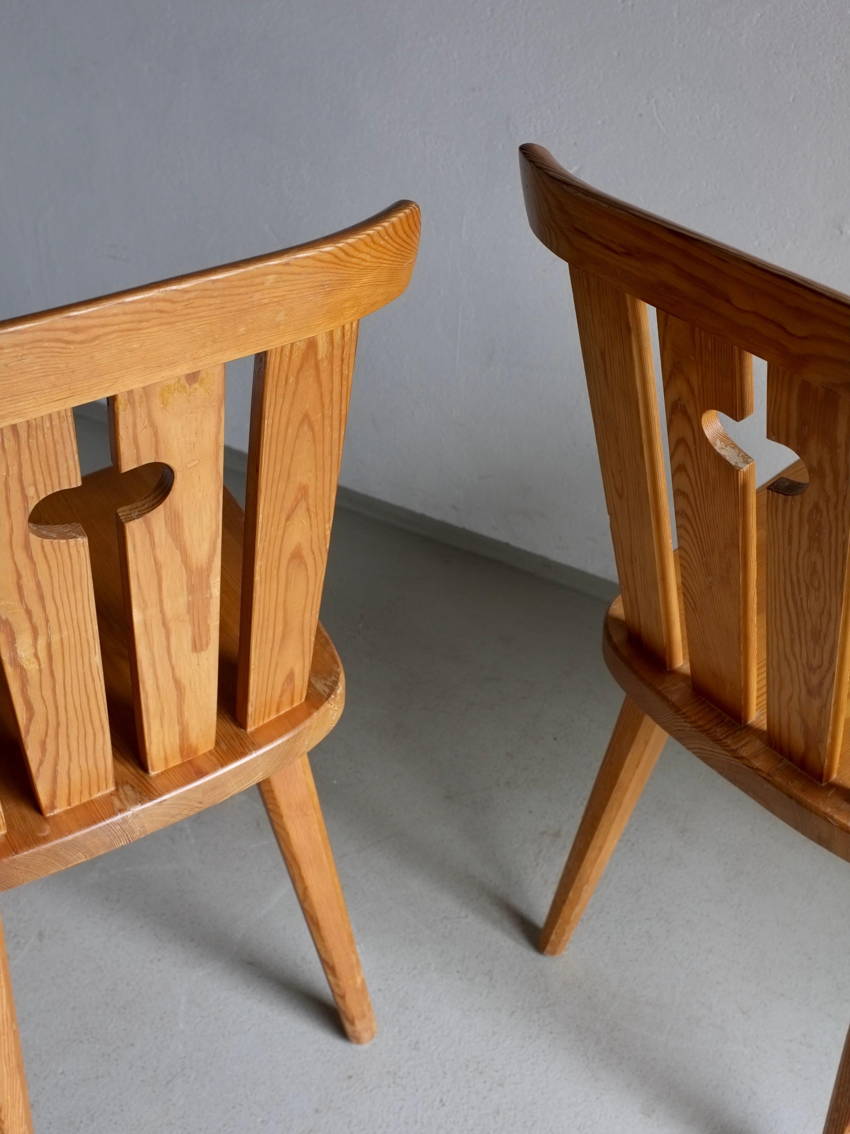 Set of 2 Solid Pine Chairs, Göran Malmvall, Sweden 1940s In Good Condition For Sale In Rīga, LV