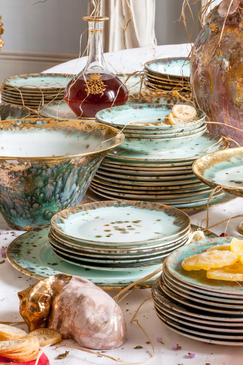 Set contemporáneo de 2 platos hondos Vajilla de porcelana dorada pintada a mano en venta 2