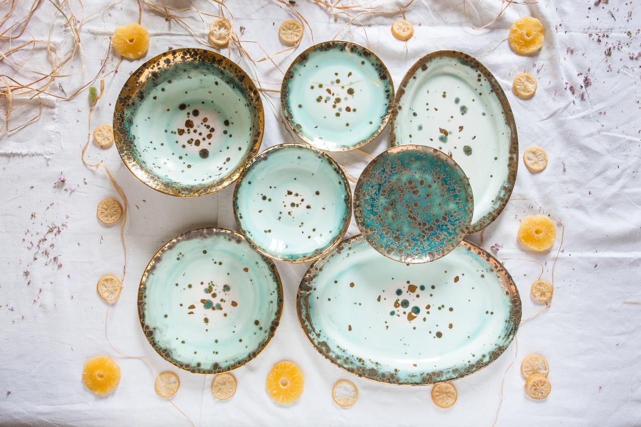 Set contemporáneo de 2 platos hondos Vajilla de porcelana dorada pintada a mano Siglo XXI y contemporáneo en venta