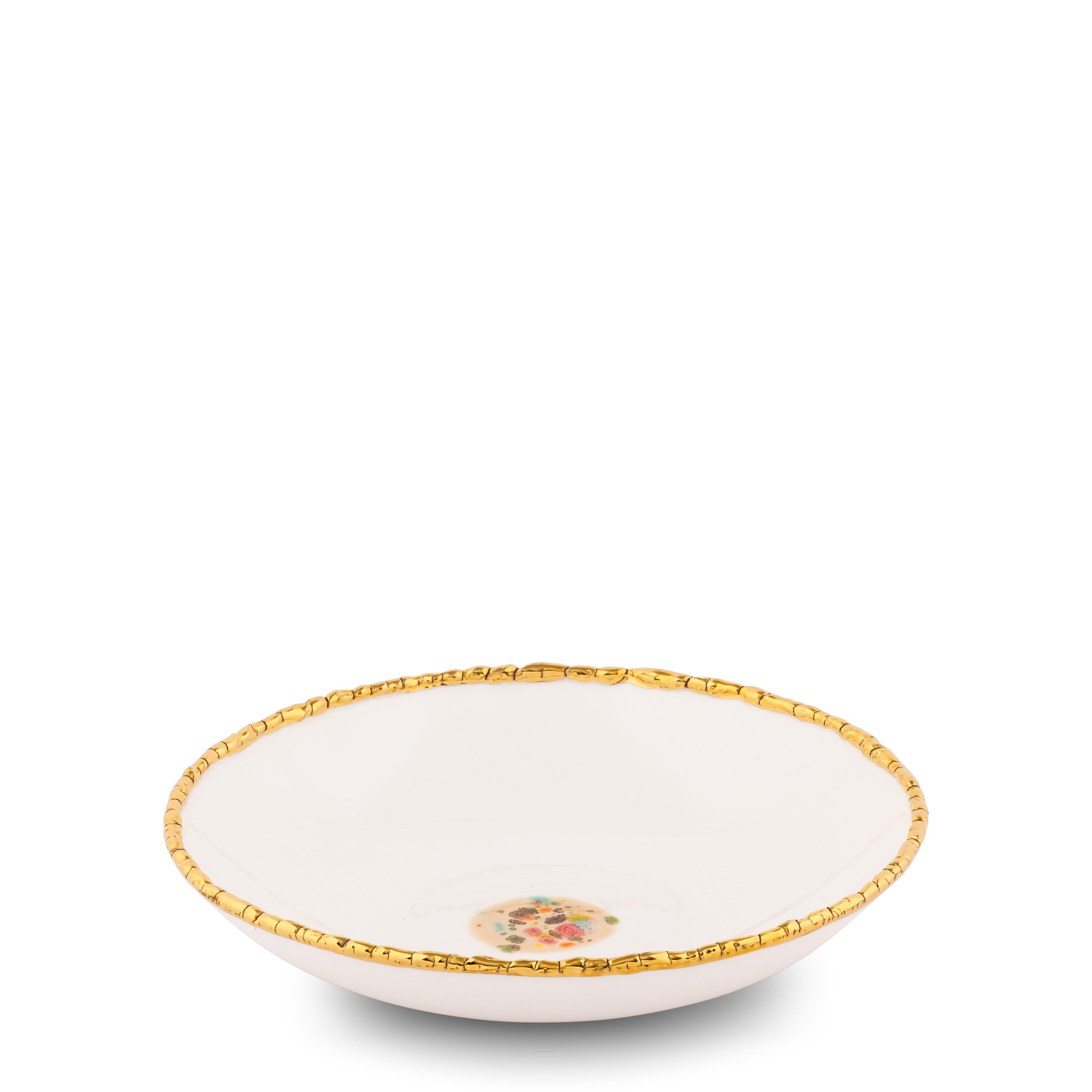 Fabriquées à la main en Italie à partir de la meilleure porcelaine, ces assiettes creuses à bord craquelé blanc de la collection Chestnut ont un bord craquelé doré original qui met en valeur l'élégante surface blanche avec le décor sableux en