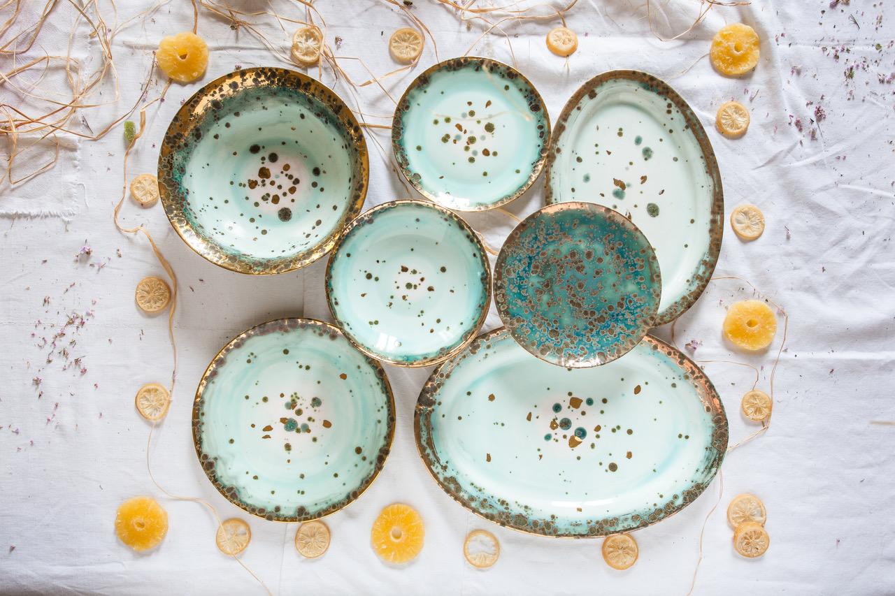 Zeitgenössisches Set von 2 Suppentellern aus handbemaltem Porzellan in Gold (Moderne) im Angebot