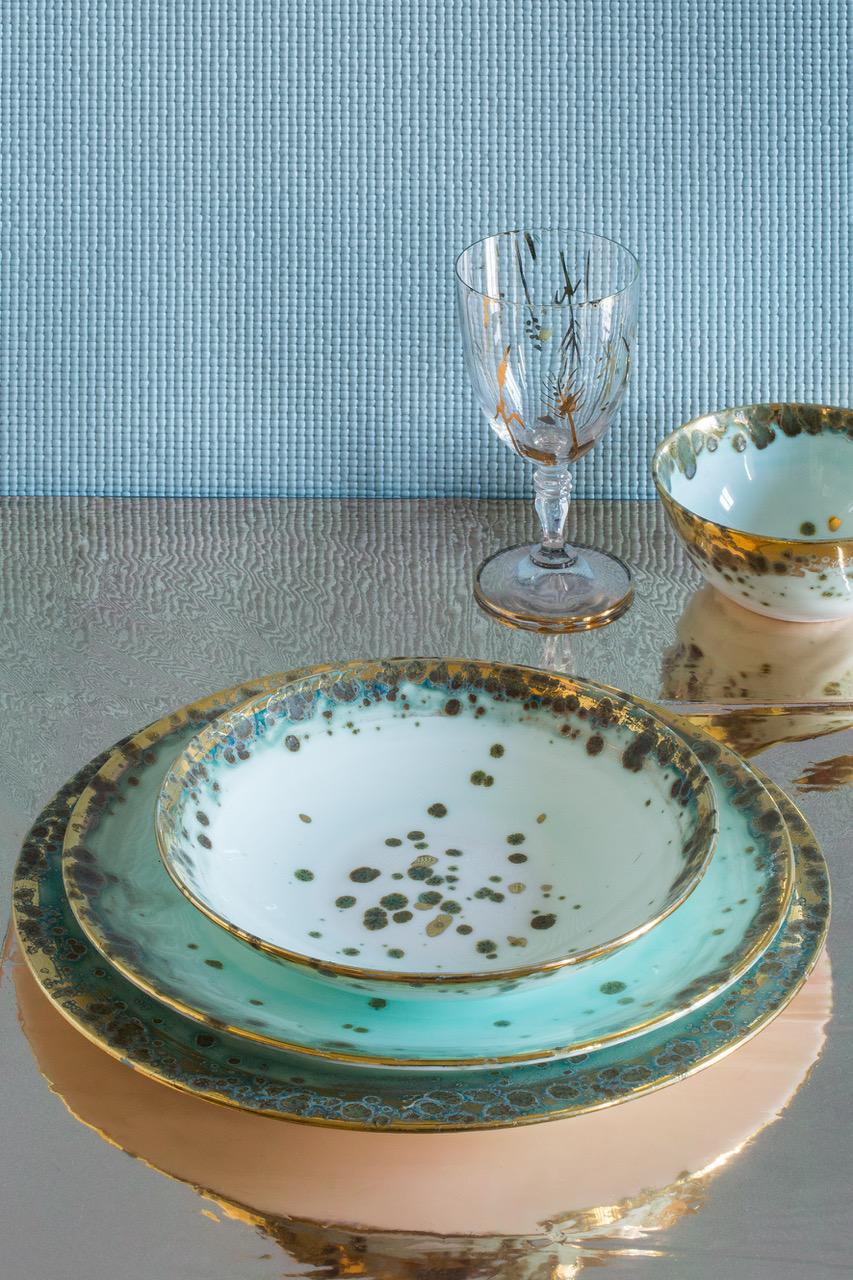 Porcellana Set di 2 piatti da zuppa in oro dipinti a mano in porcellana contemporanea in vendita