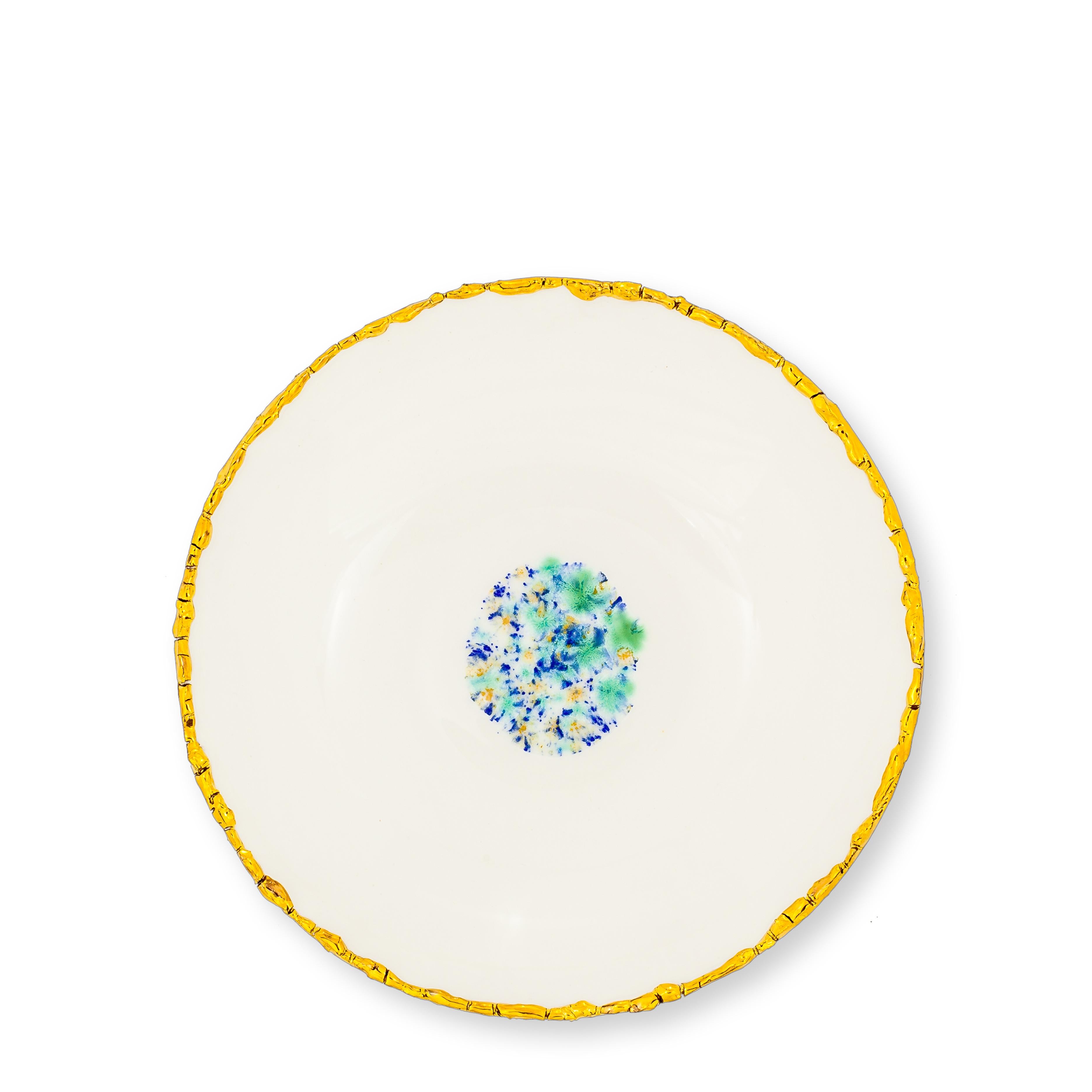 italien Lot de 2 assiettes à soupe contemporaines en porcelaine dorée peinte à la main en vente