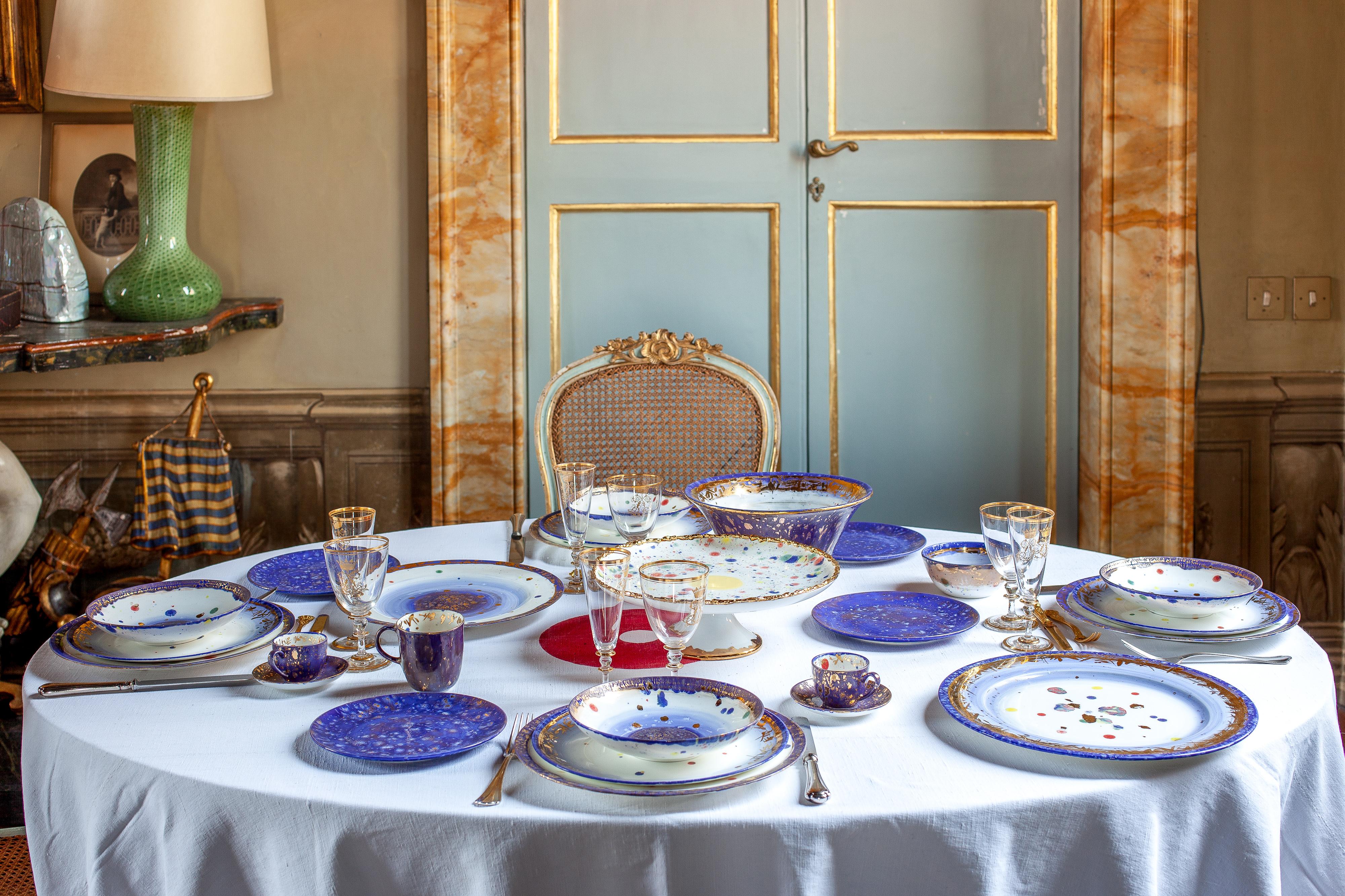 Fabricado a mano en Italia con la mejor porcelana, este plato Apollo Bianco nos transporta a un mundo mágico. Los tonos de lapislázuli azul evocan la magia de las novelas orientales. Un cuento de hadas es revelado por juguetonas pepitas de oro,