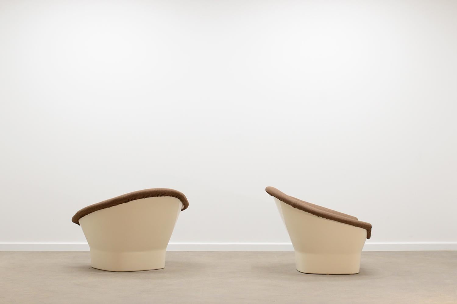 Set of 2 Space Age chairs, 70s. White fiberglass shell, reupholstered with brown fabric. In very good vintage contition. 

 