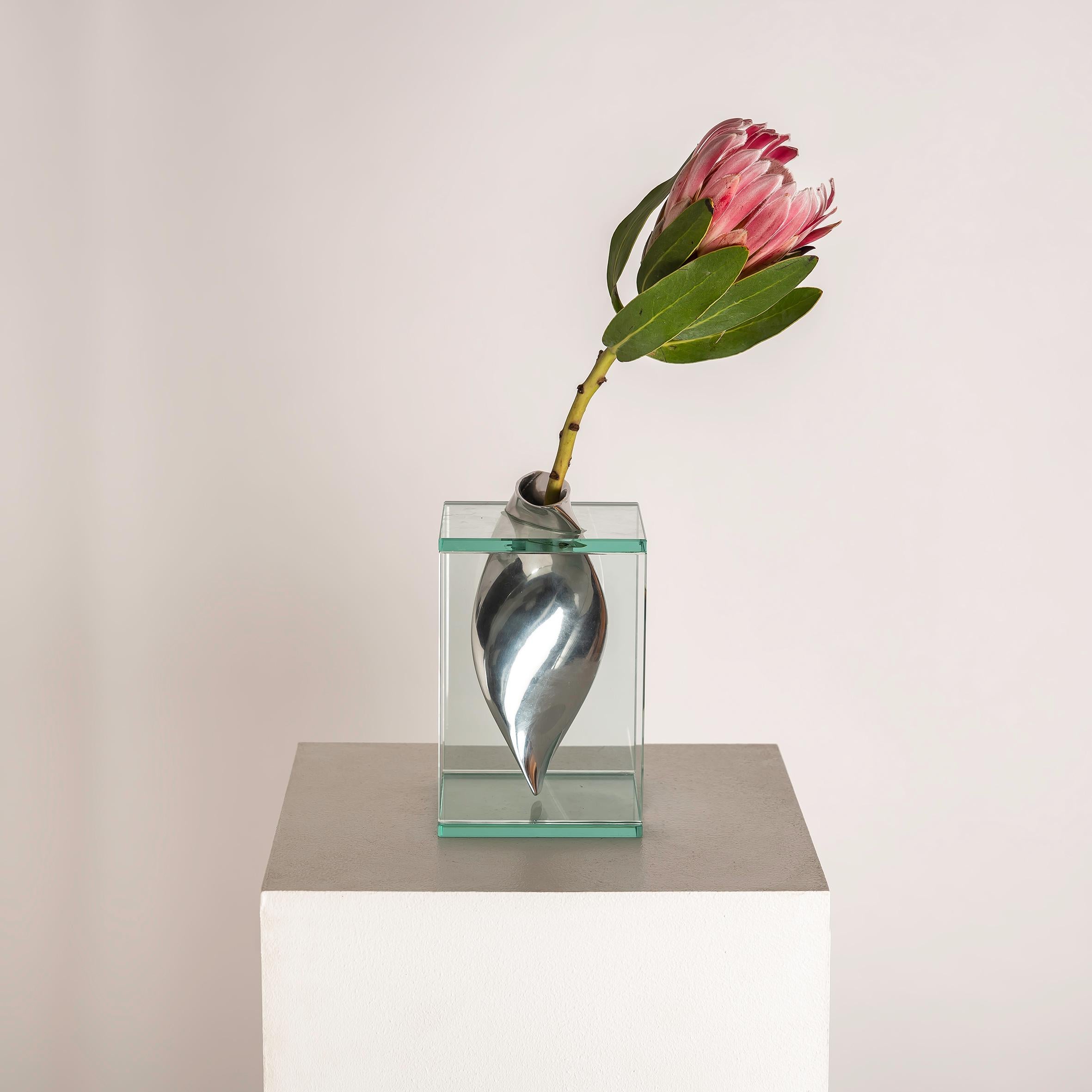 Se vuoi aggiungere un pezzo di design vintage italiano alla tua casa, questo set di 2 vasi in vetro e metallo Space AGE Flower di Lisa Mori è un must. Creati in Italia negli anni '80, questi vasi sono un bellissimo esempio del design audace e