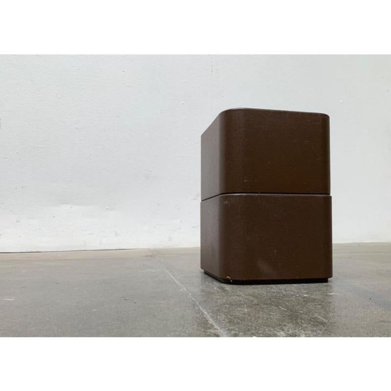 Minimalistischer Space Age-Pflanzkasten aus Kunststoff.

Die quadratischen Boxen sind aus Kunststoff gefertigt und dunkelbraun lackiert. Die Kanten sind leicht abgerundet. Die Boxen haben einen integrierten Sockel, der sie über eine Schattenfuge vom