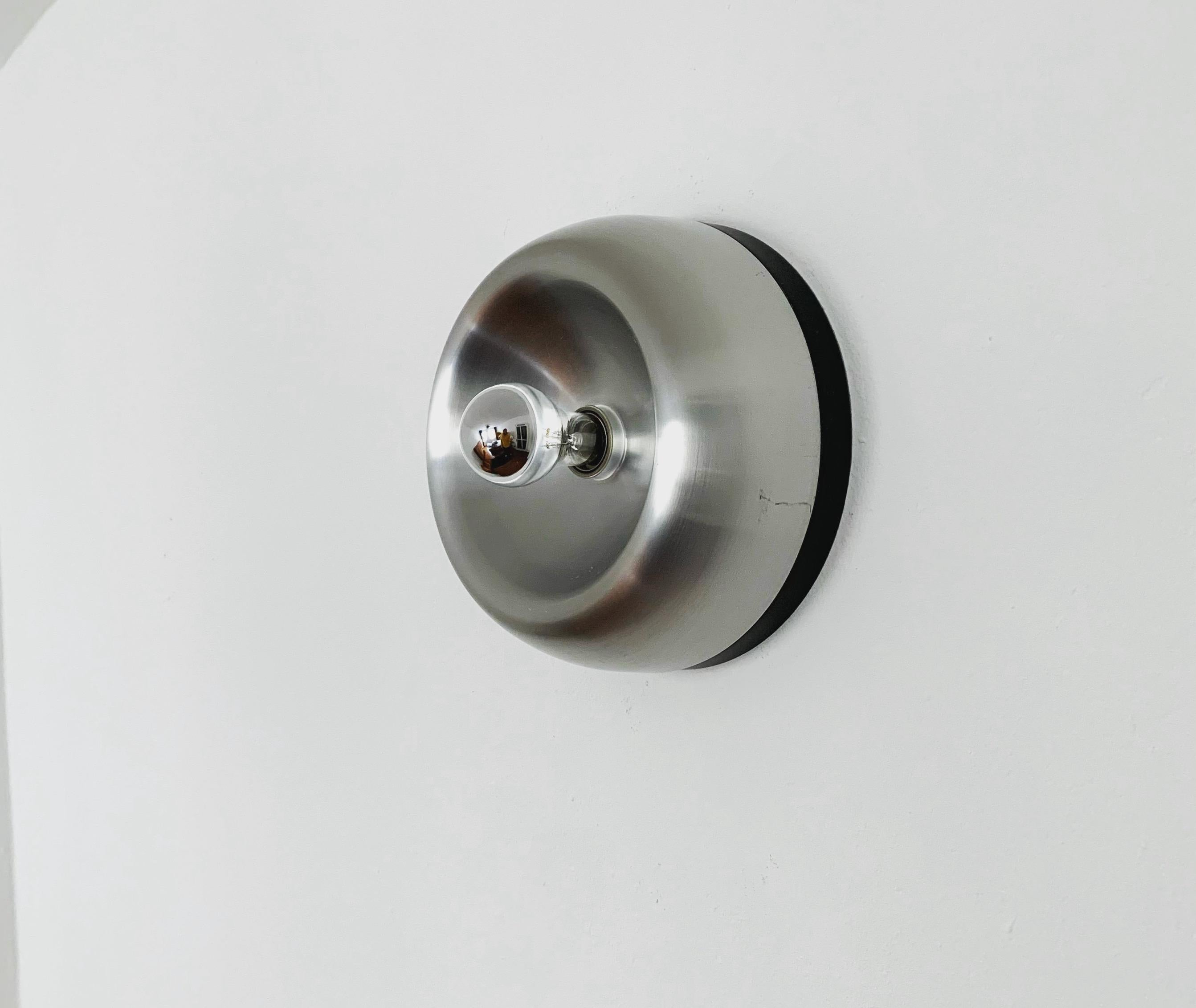 Très beau plafonnier des années 1970.
Un design magnifique et réduit.
Il crée une lumière merveilleuse et concentrée.

Fabricant : Cosack

Condit :

Très bon état vintage avec de légers signes d'usure dus à l'âge.
Quelques dégâts de peinture et