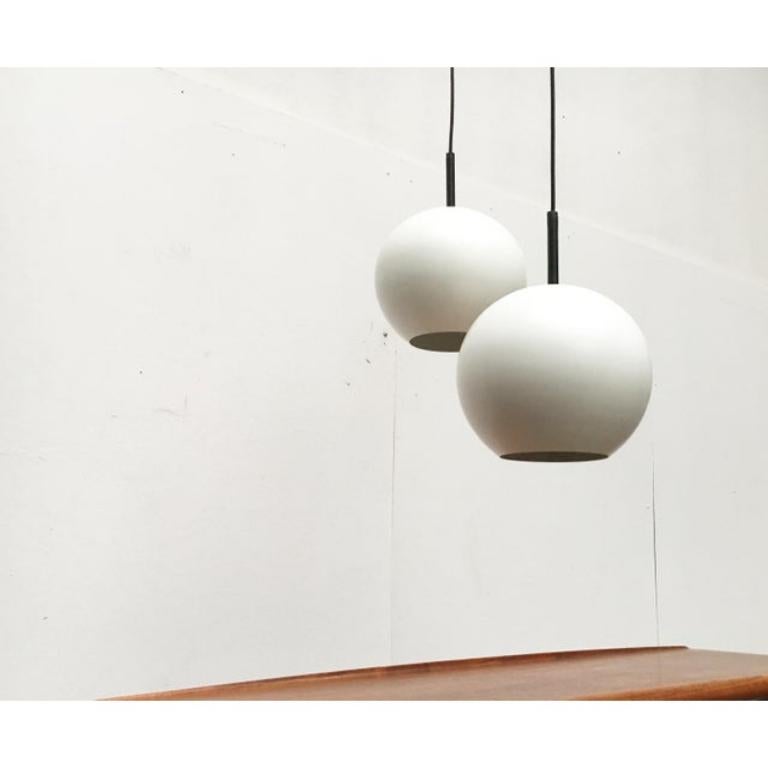 Ensemble de 2 lampes suspendues allemandes de l'ère spatiale, Staff, 1970 en vente 3
