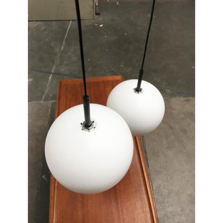 Deux grandes suspensions sphériques blanches du milieu du siècle, du célèbre fabricant Staff Leuchten.

La particularité de ces simples boules lumineuses est leur taille. Avec un diamètre de 27 cm, ils sont beaucoup plus grands que les pendules