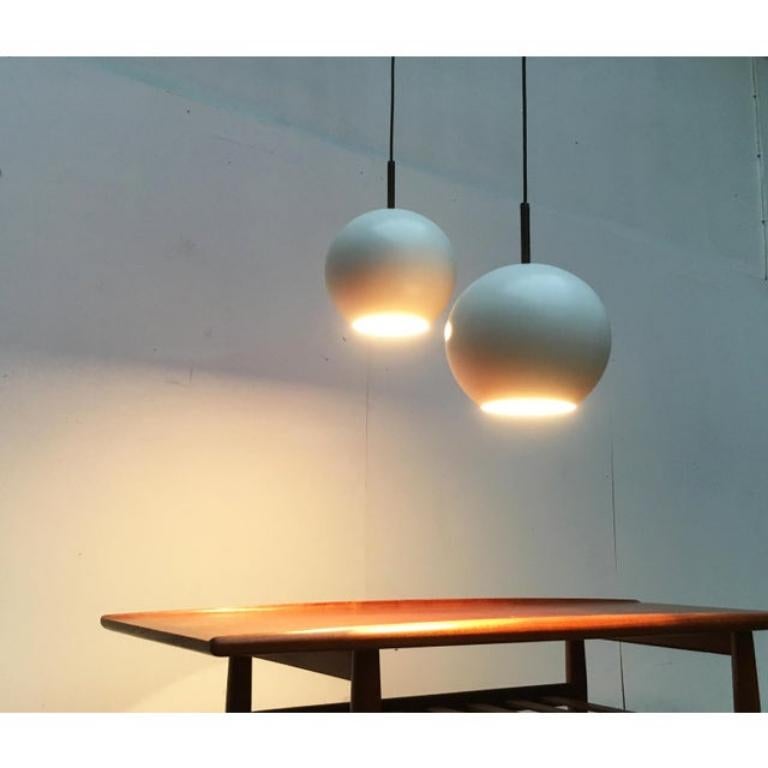 Mid-Century Modern Ensemble de 2 lampes suspendues allemandes de l'ère spatiale, Staff, 1970 en vente