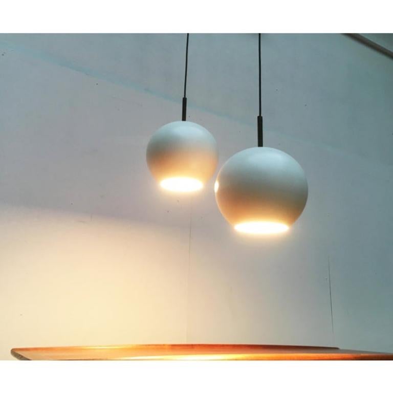 Ensemble de 2 lampes suspendues allemandes de l'ère spatiale, Staff, 1970 Excellent état - En vente à Hamburg, DE