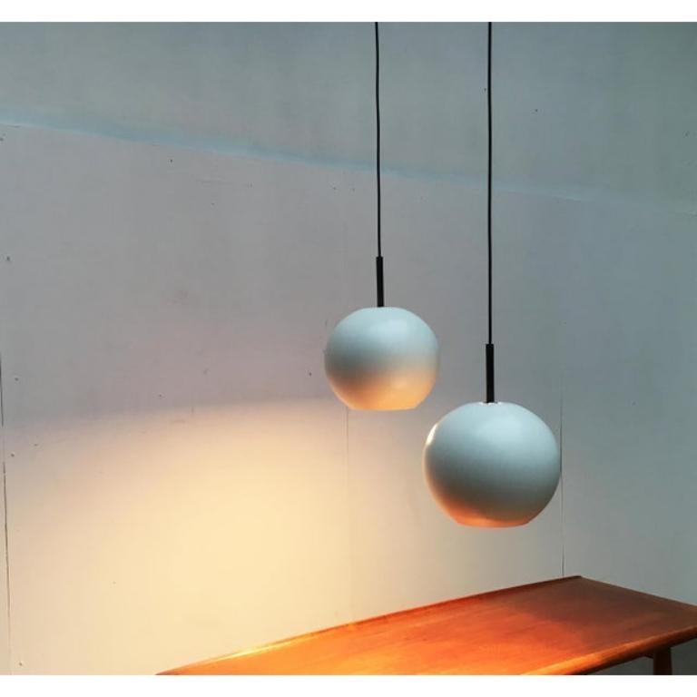 20ième siècle Ensemble de 2 lampes suspendues allemandes de l'ère spatiale, Staff, 1970 en vente