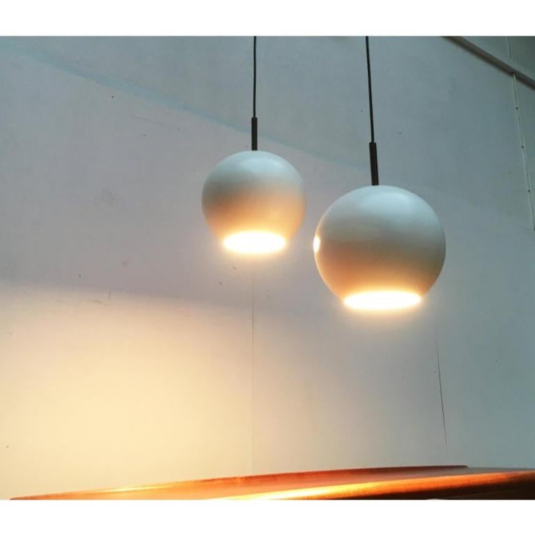 Ensemble de 2 lampes suspendues allemandes de l'ère spatiale, Staff, 1970 en vente 1