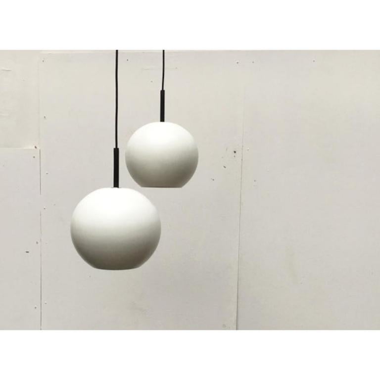 Ensemble de 2 lampes suspendues allemandes de l'ère spatiale, Staff, 1970 en vente 2
