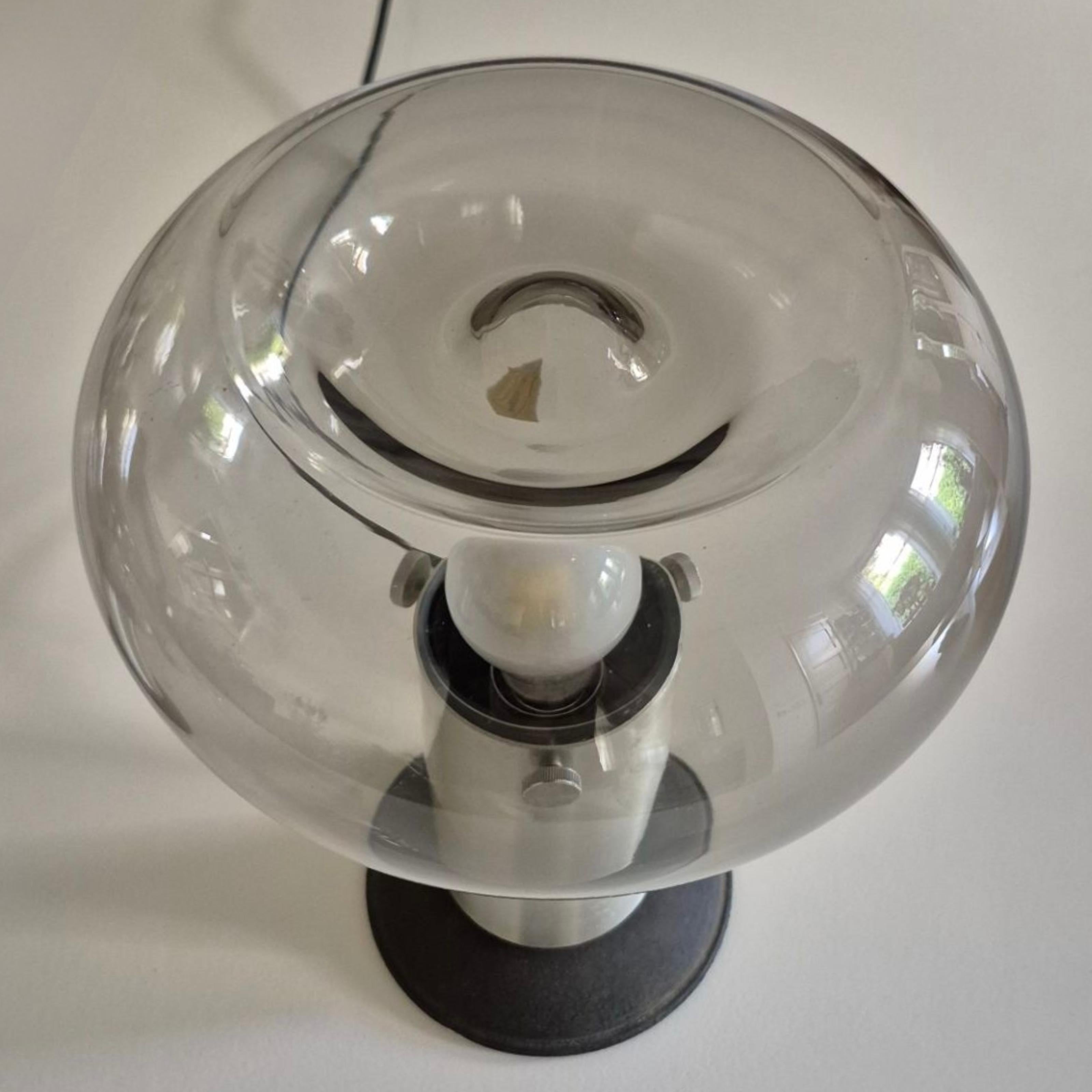 Lampes de table de l'ère spatiale. Set de 2. Fabriqué par Süssmutglas Allemagne dans les années 1960. Abat-jour en verre soufflé à la bouche sur une base en aluminium.
Légère oxydation de l'aluminium. Le verre est en très bon état.
