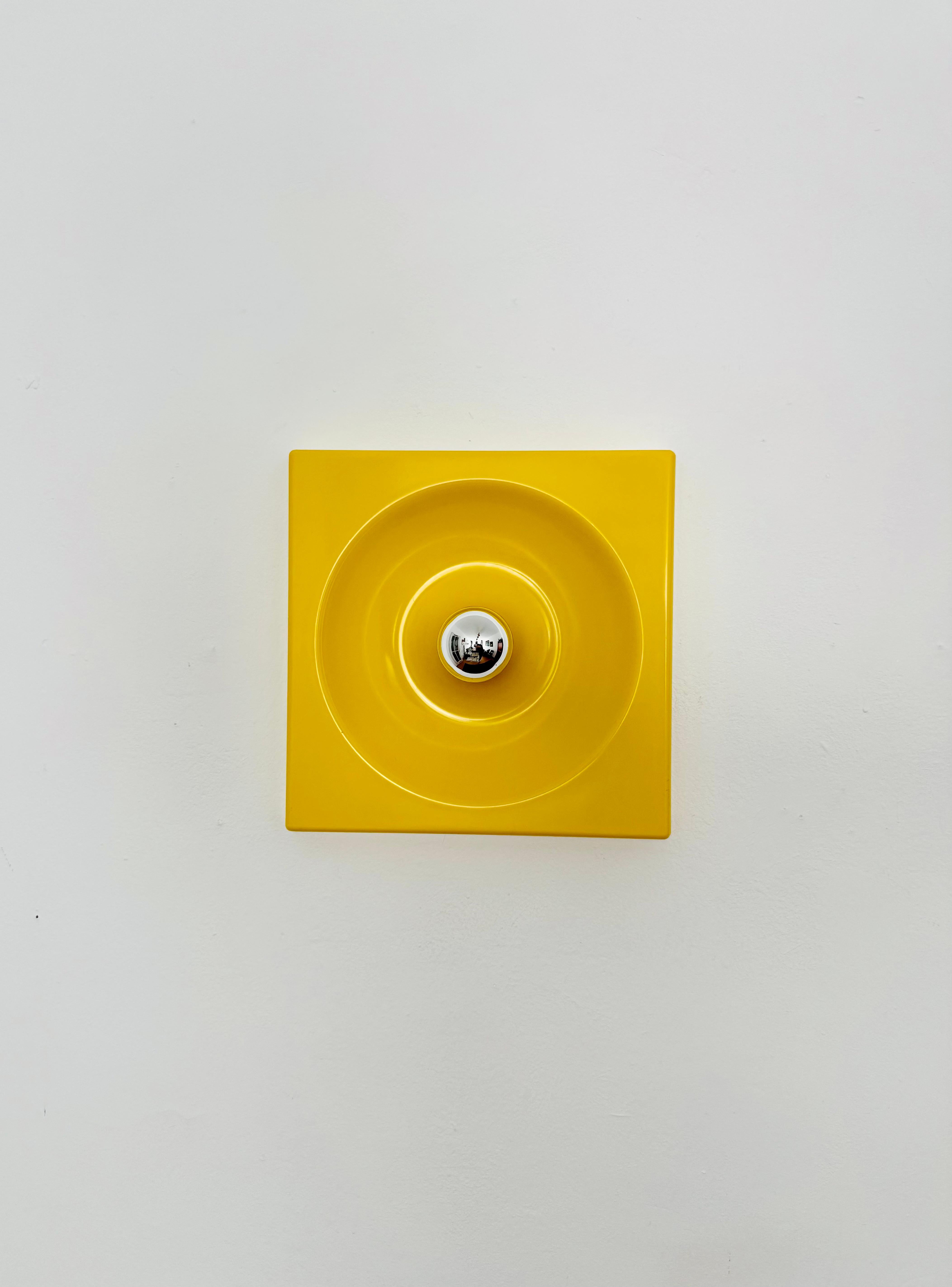 Wunderschöne Space Age-Wandlampen aus den 1960er Jahren.
Die Lampen sind von sehr hoher Qualität.
Sehr zeitgemäßes Design mit einer fantastischen Ausstrahlung.
Es gibt ein gemütliches Licht.

Hersteller: Schönbuch

Bedingung:

Sehr guter