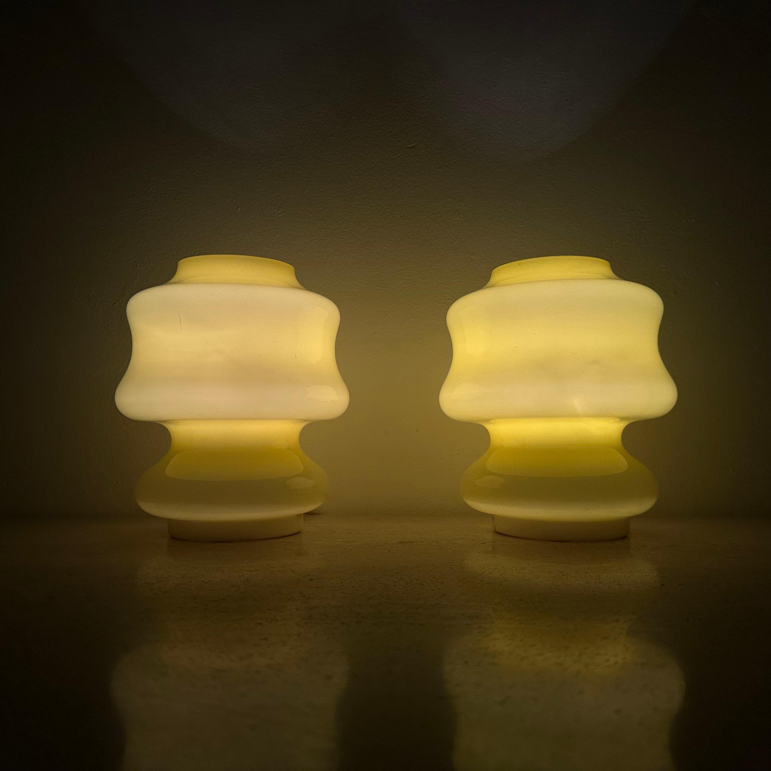 Ensemble de 2 lampes de table en verre jaune de l'ère spatiale ve-art Italy design, 1970

Dimensions :  19,5 cm Hauteur,  15 cm de diamètre
Condit : Bon L'un d'entre eux a un petit dommage sur le bord, voir les photos.
Couleur : jaune,