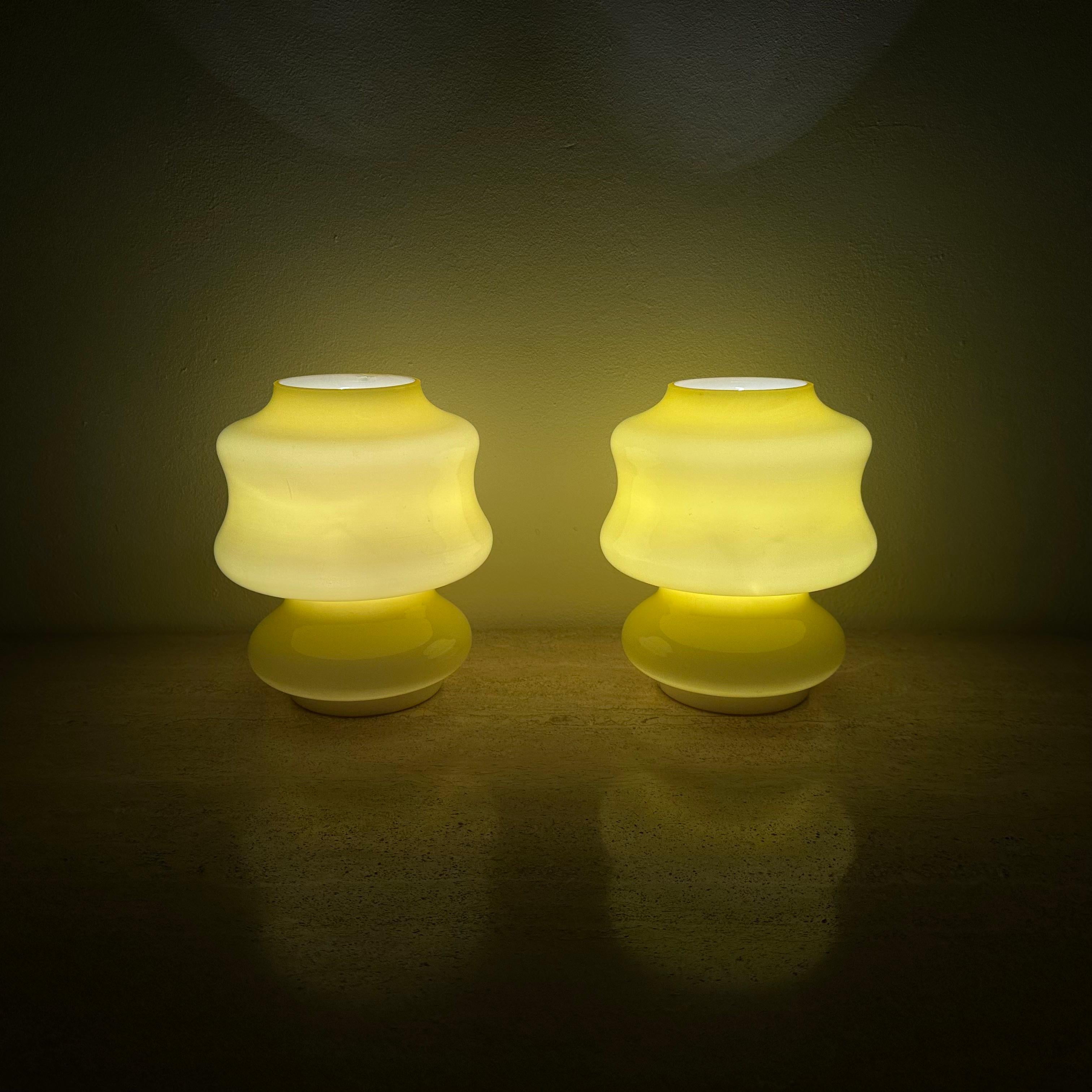 Mid-Century Modern Ensemble de 2 lampes de table en verre jaune de l'ère spatiale ve-art Italy design, 1970 en vente