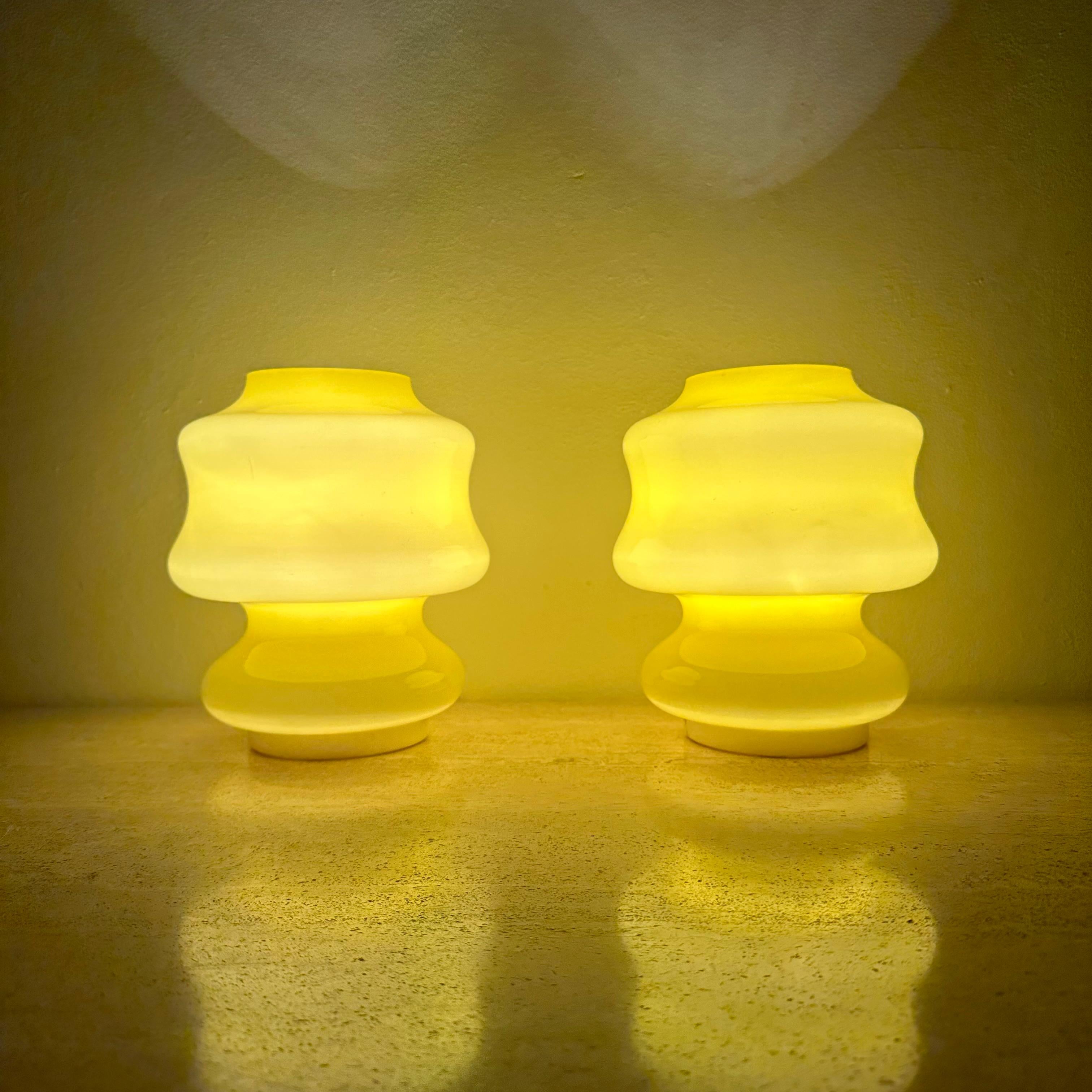 italien Ensemble de 2 lampes de table en verre jaune de l'ère spatiale ve-art Italy design, 1970 en vente