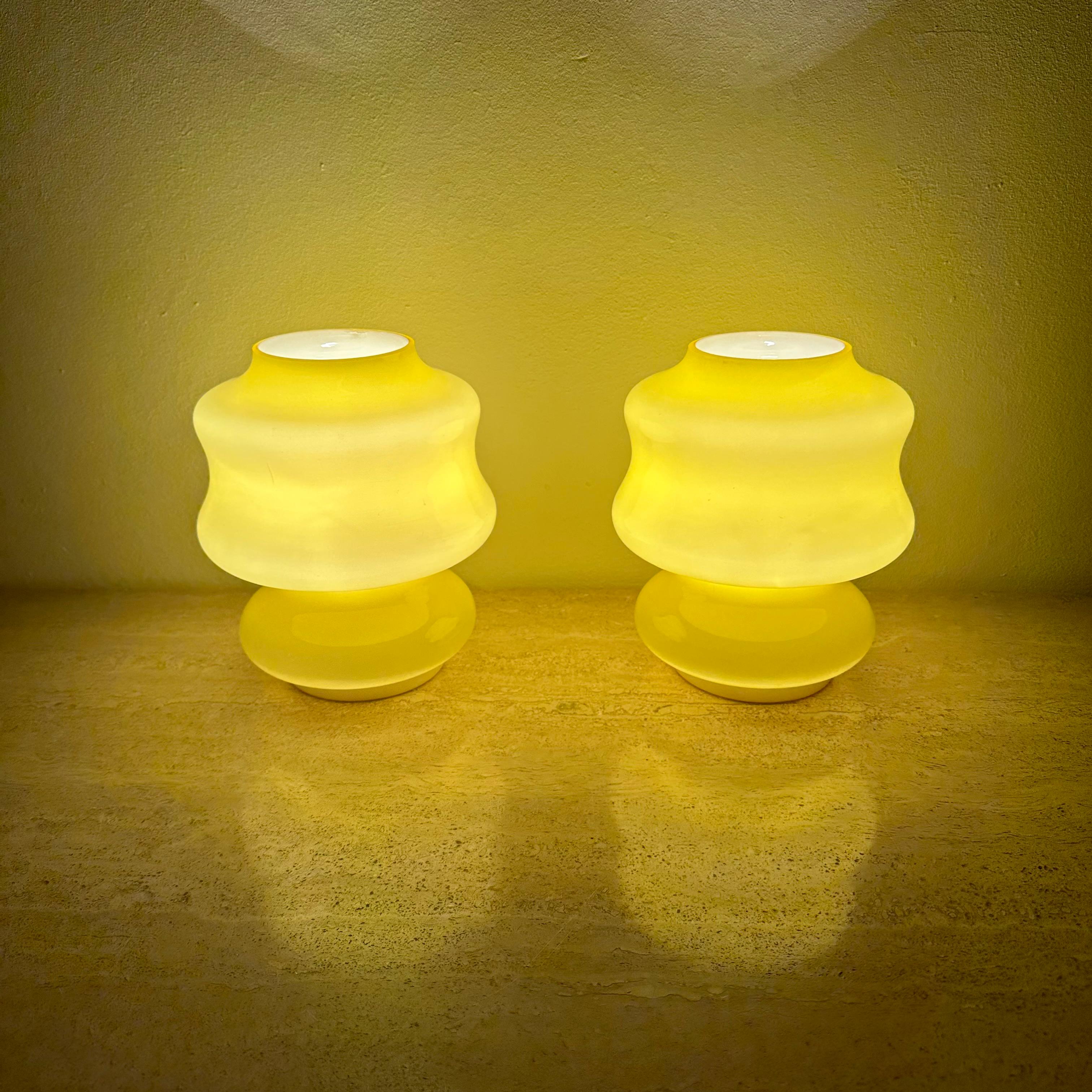 Ensemble de 2 lampes de table en verre jaune de l'ère spatiale ve-art Italy design, 1970 Bon état - En vente à Delft, NL