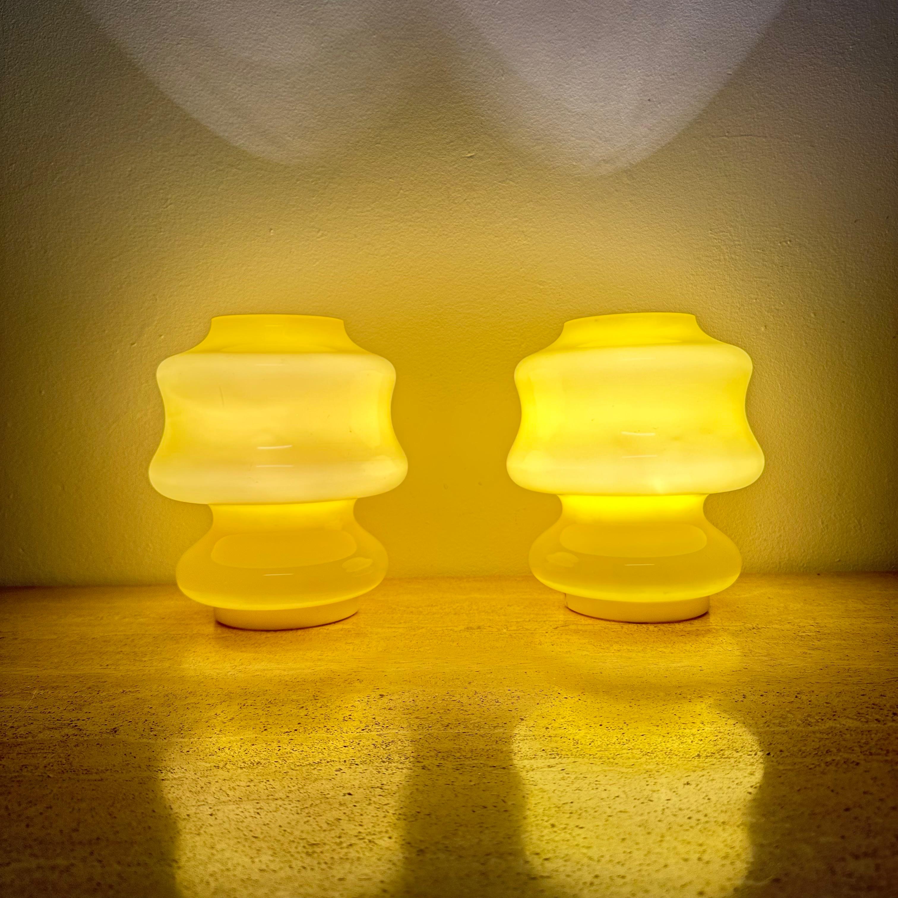 Fin du 20e siècle Ensemble de 2 lampes de table en verre jaune de l'ère spatiale ve-art Italy design, 1970 en vente