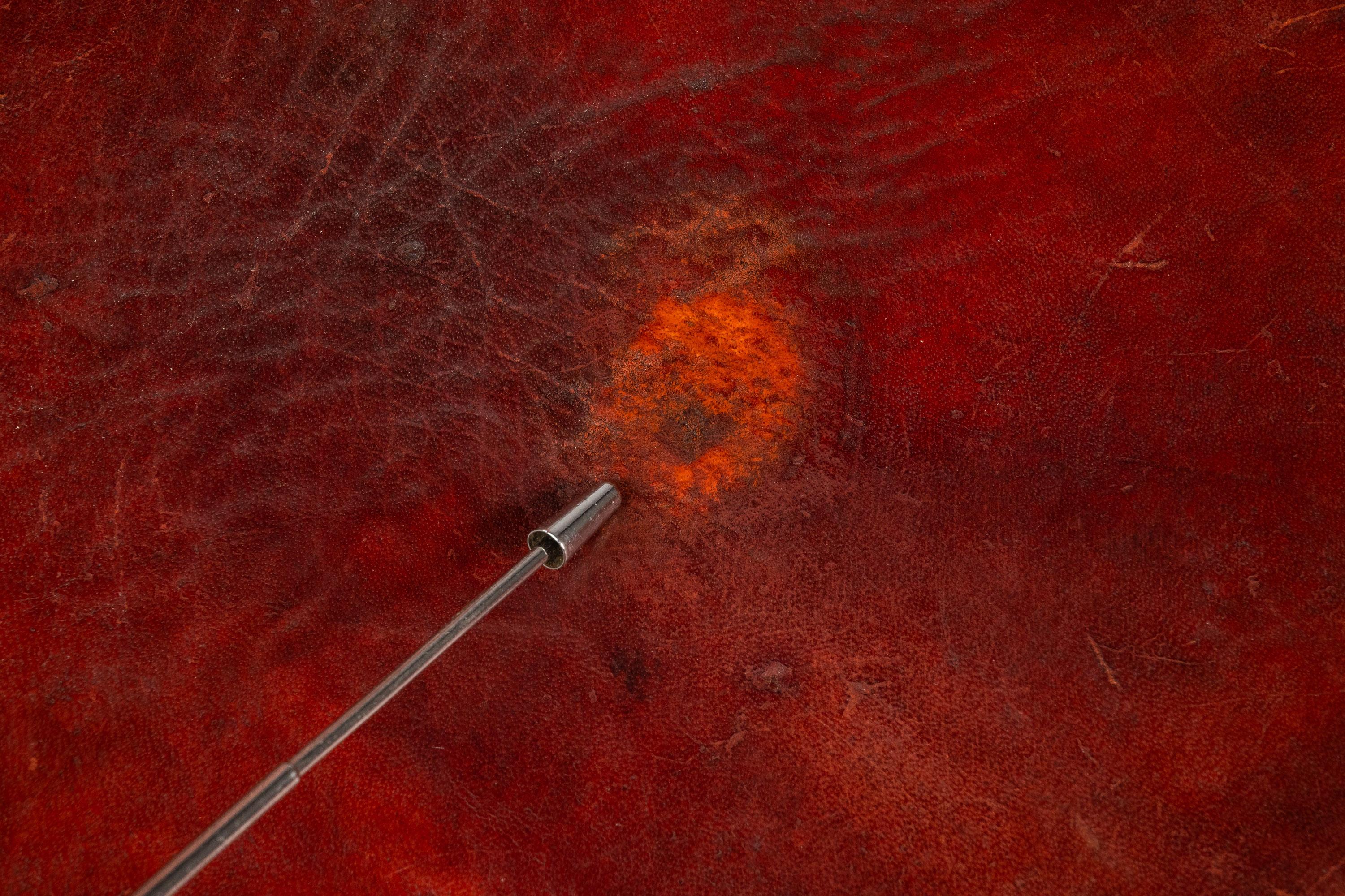 Ensemble de 2 tabourets de bar Hacienda espagnols en cuir pleine fleur travaillé à la main, années 1960 en vente 6