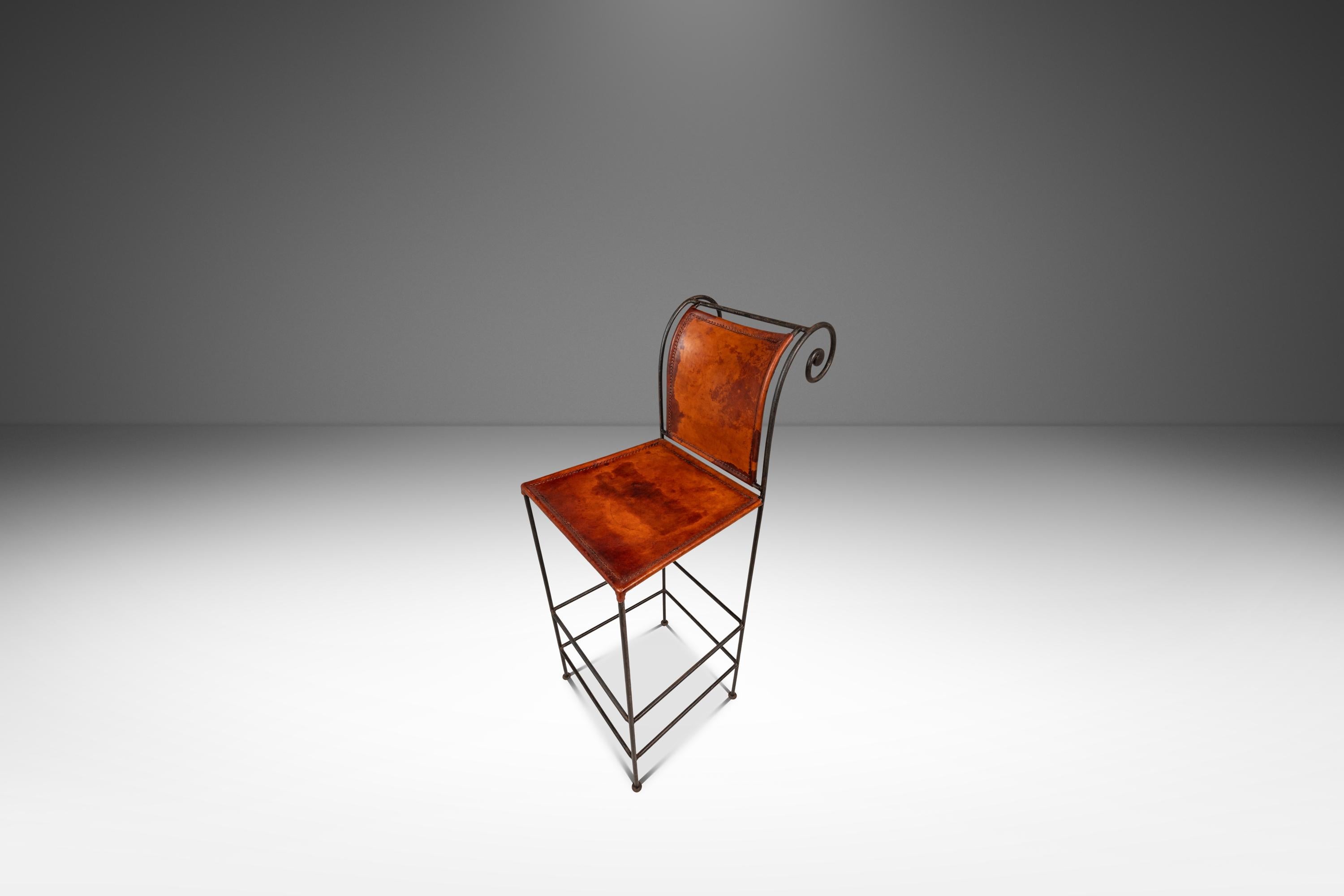 Ensemble de 2 tabourets de bar Hacienda espagnols en cuir pleine fleur travaillé à la main, années 1960 Bon état - En vente à Deland, FL