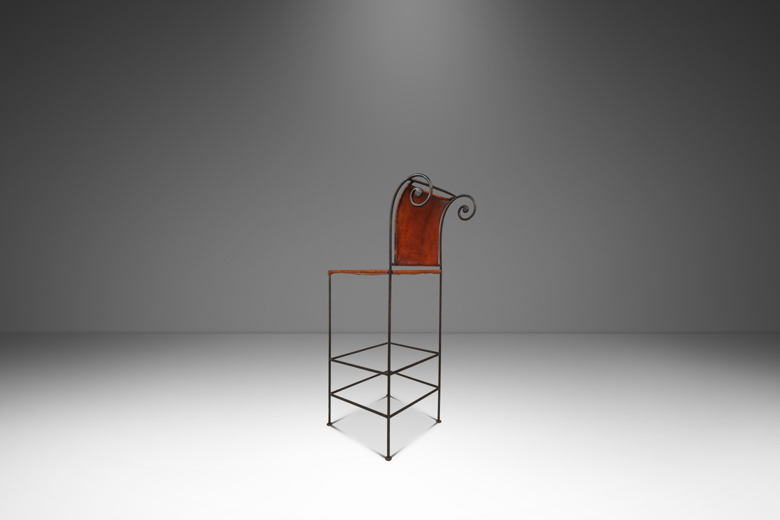 Milieu du XXe siècle Ensemble de 2 tabourets de bar Hacienda espagnols en cuir pleine fleur travaillé à la main, années 1960 en vente