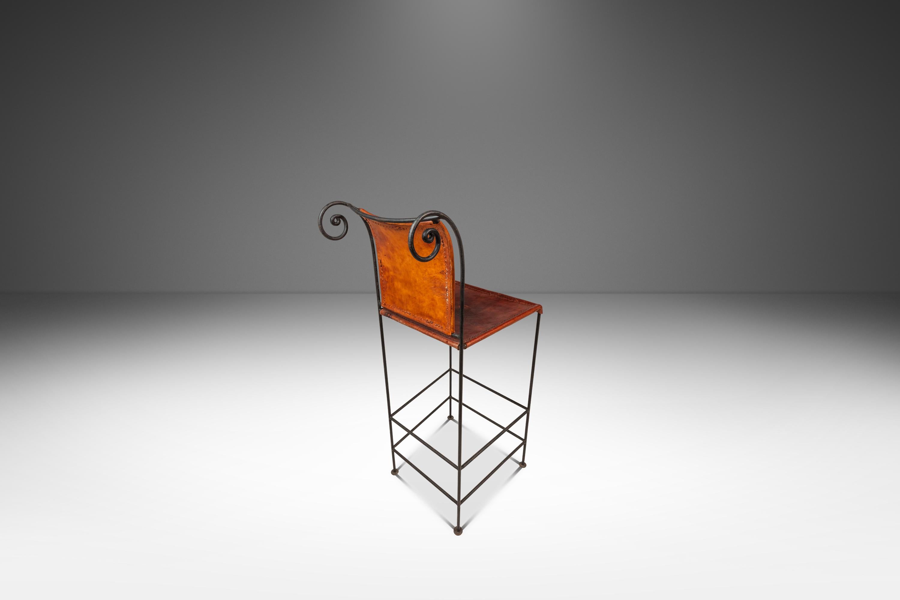 Ensemble de 2 tabourets de bar Hacienda espagnols en cuir pleine fleur travaillé à la main, années 1960 en vente 1