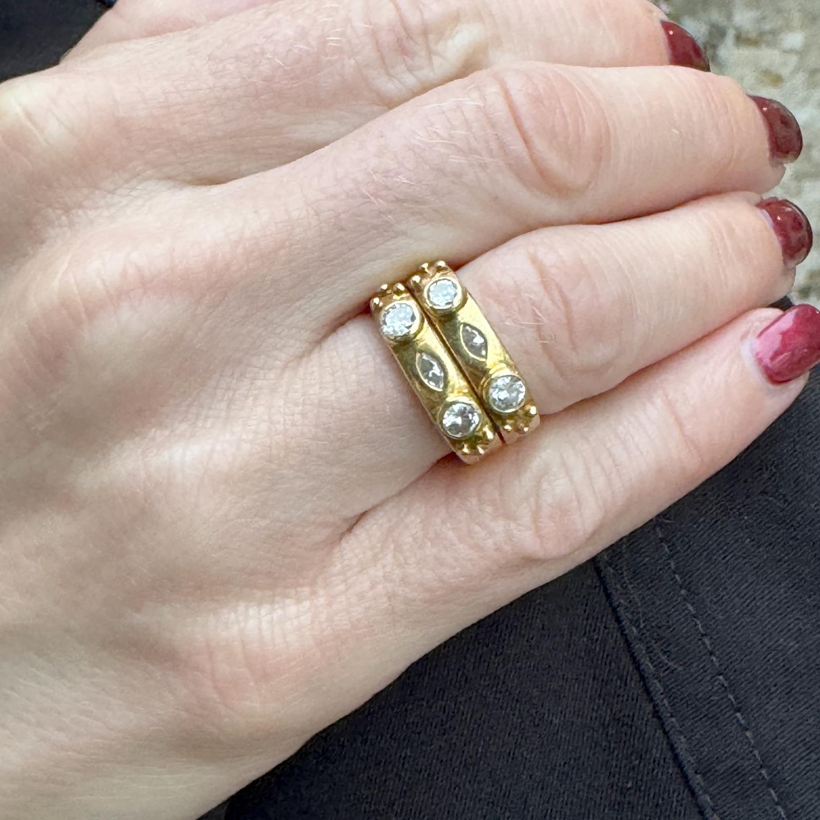 Ce set de deux bagues à diamants empilables est réalisé en or jaune 18 carats, offrant un look polyvalent et élégant. Ensemble, les bagues présentent un poids total de diamants de 1,04 carat, dont 4 diamants ronds de taille brillant totalisant 0,60