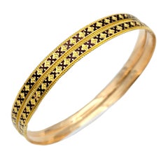 Ensemble de 2 bracelets jonc empilables en or jaune 22 carats avec motif « X » en émail rouge