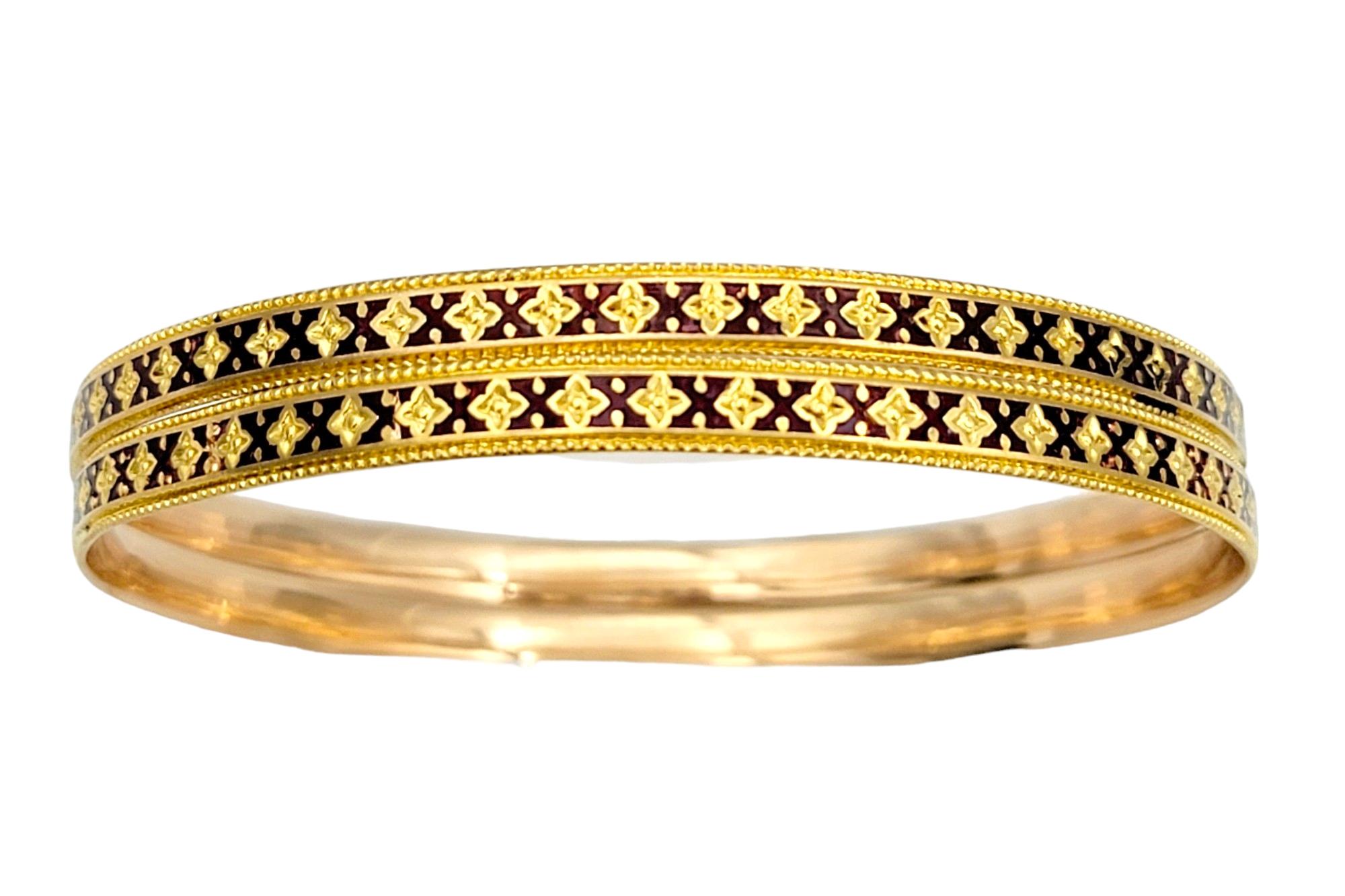 Contemporain Ensemble de 2 bracelets jonc empilables en or jaune 22 carats avec motif « X » en émail rouge en vente