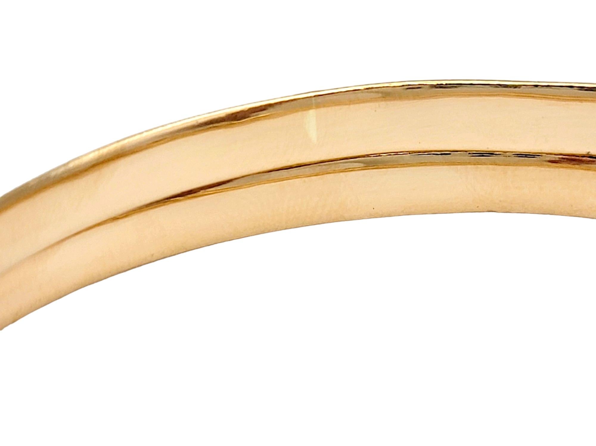 Ensemble de 2 bracelets jonc empilables en or jaune 22 carats avec motif « X » en émail rouge en vente 2