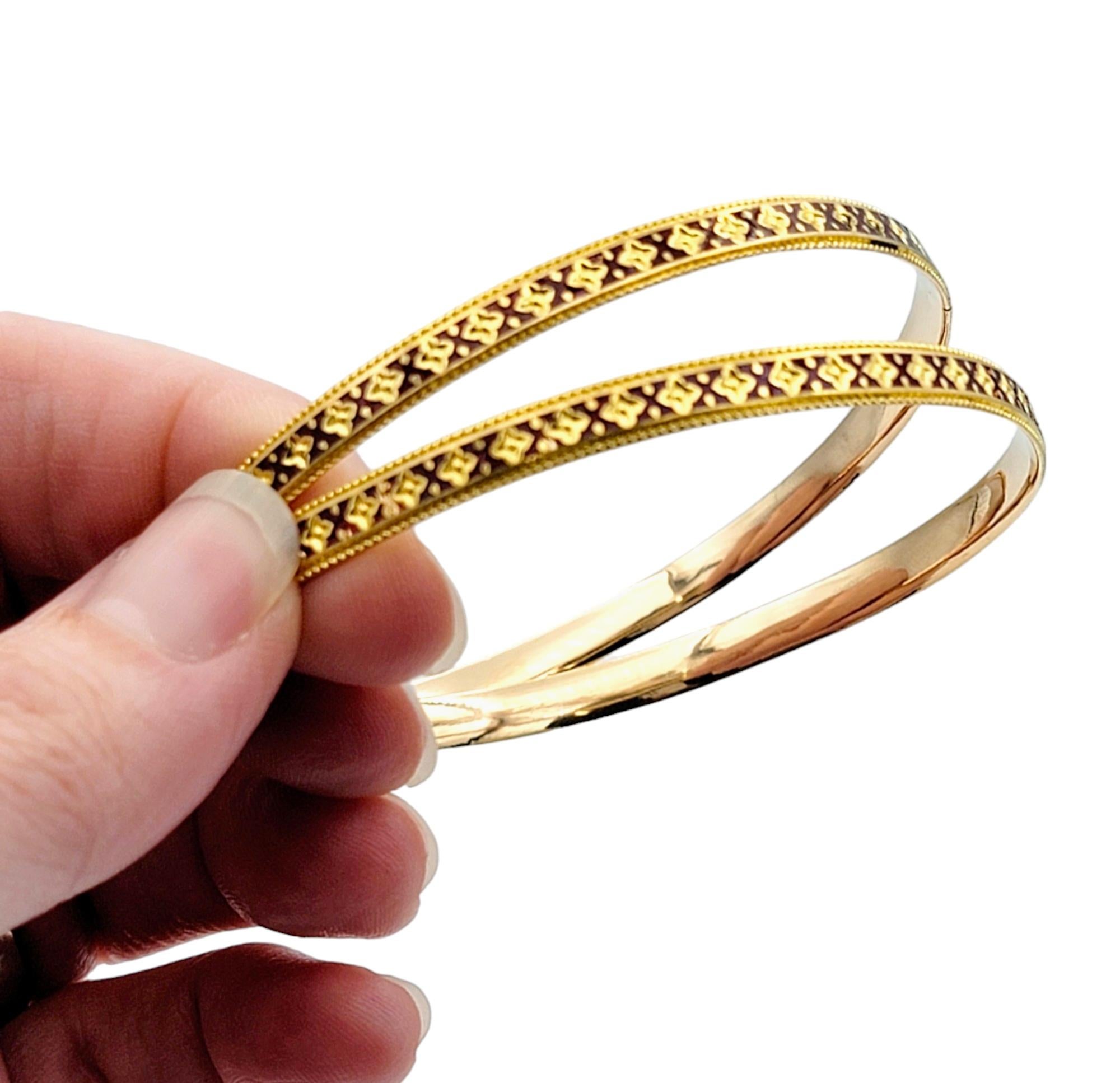 Ensemble de 2 bracelets jonc empilables en or jaune 22 carats avec motif « X » en émail rouge en vente 3