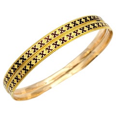 Ensemble de 2 bracelets jonc empilables en or jaune 22 carats avec motif « X » en émail rouge