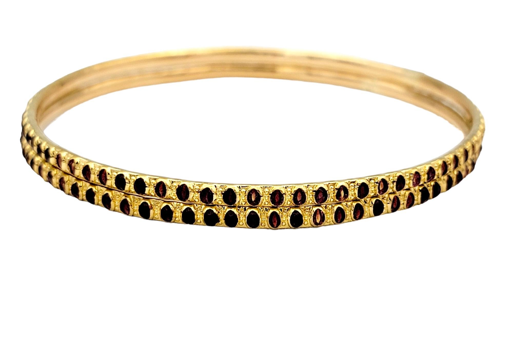 Contemporain Ensemble de 2 bracelets jonc empilables en or jaune 22 carats avec motif d'émail rouge en vente
