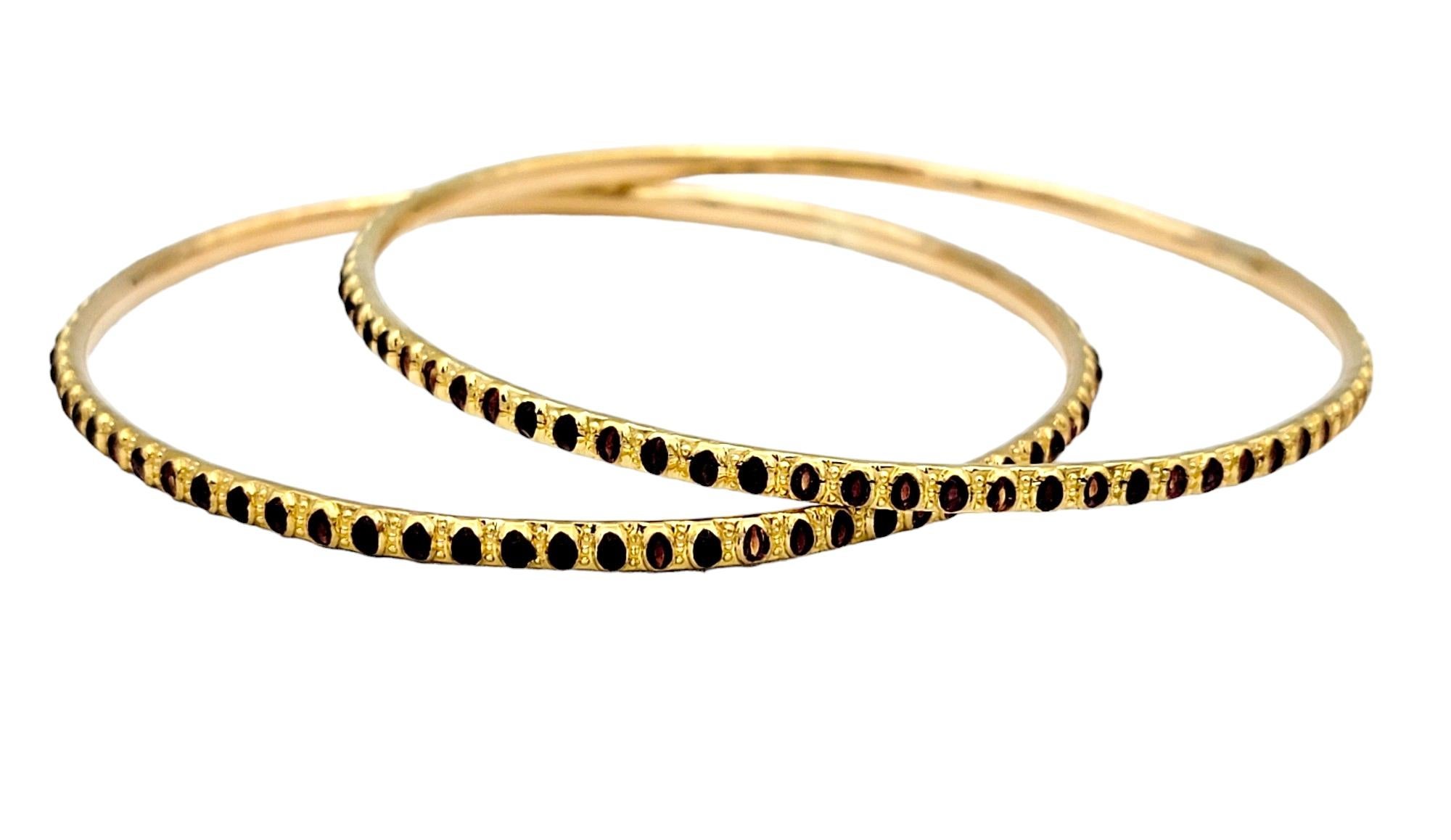 Ensemble de 2 bracelets jonc empilables en or jaune 22 carats avec motif d'émail rouge Bon état - En vente à Scottsdale, AZ