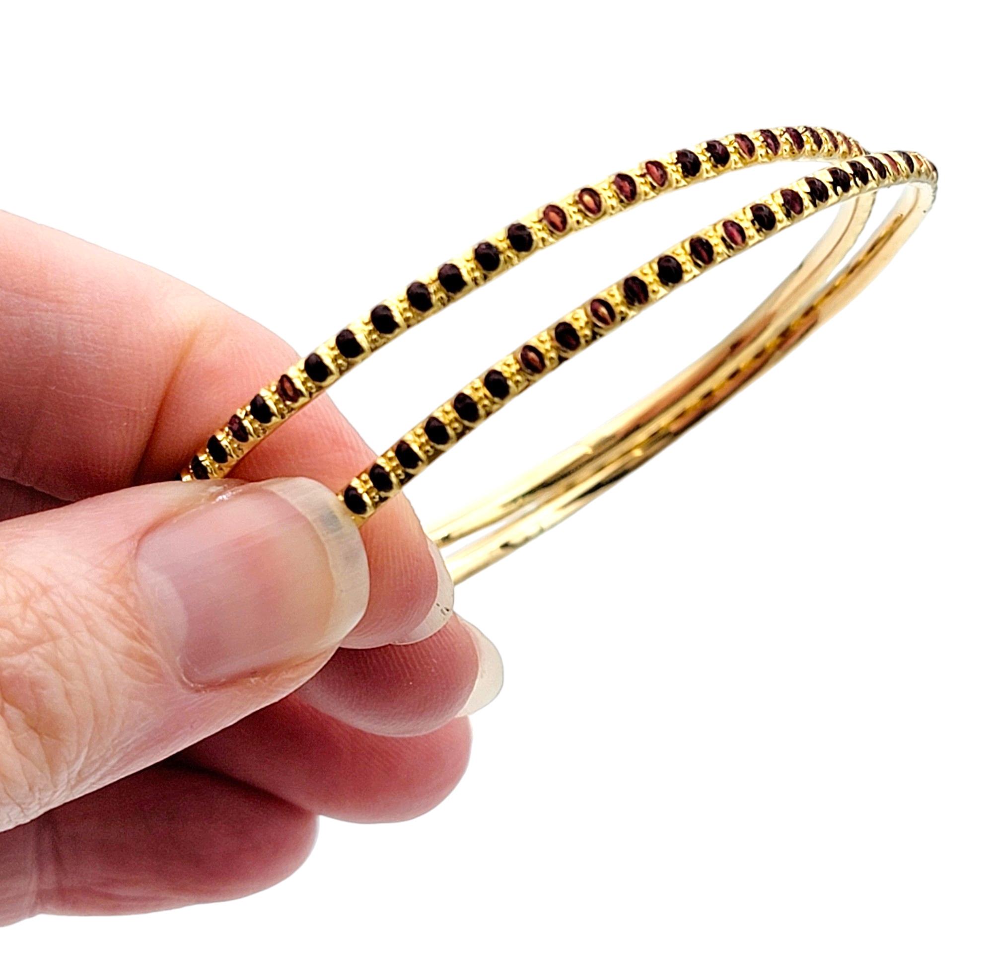 Ensemble de 2 bracelets jonc empilables en or jaune 22 carats avec motif d'émail rouge en vente 2