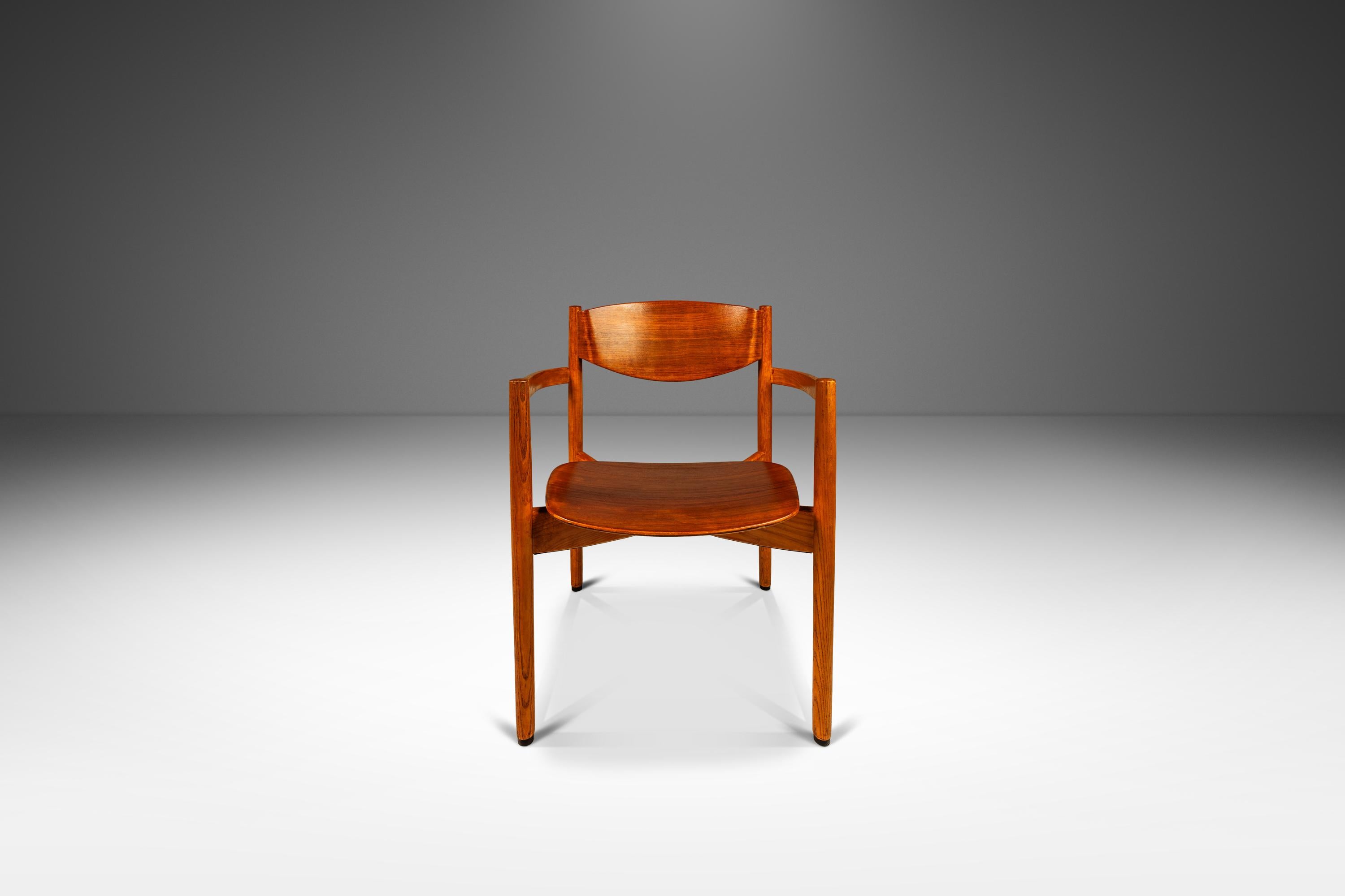 Set of 2 Stacking in Oak & Walnut Chairs by Jens Risom, USA, c. 1960s Bon état - En vente à Deland, FL