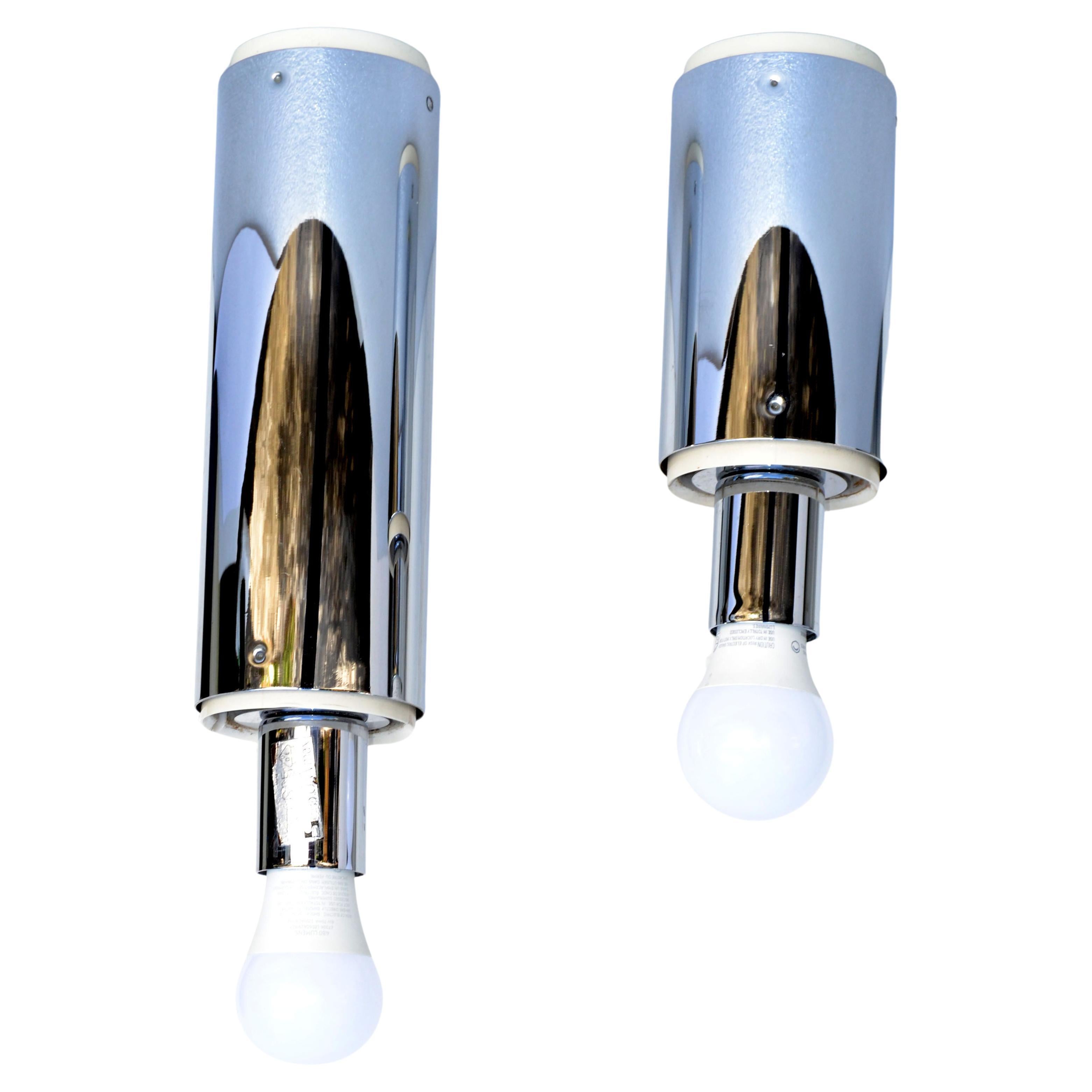 Ensemble de 2 luminaires chromés, plafonniers, appliques murales conçus par le designer japonais Motoko Ishii en 1970 et fabriqués par Staff Leuchten en Allemagne de l'Ouest.
Chaque lampe tubulaire peut recevoir une ampoule ordinaire ou