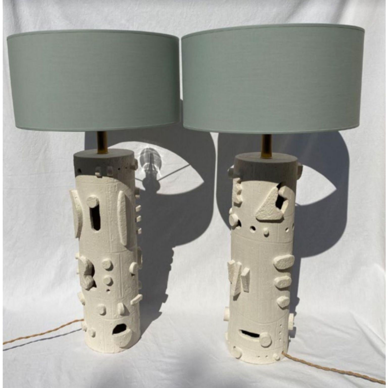 Ensemble de 2 lampes sur pied d'Olivia Cognet.
Matériaux : céramique, tissu, métal.
Dimensions : H 50 cm

Une nouvelle interprétation des courbes de la nature dans une série de lampes qui produisent une lumière diffuse créée par un subtil jeu de