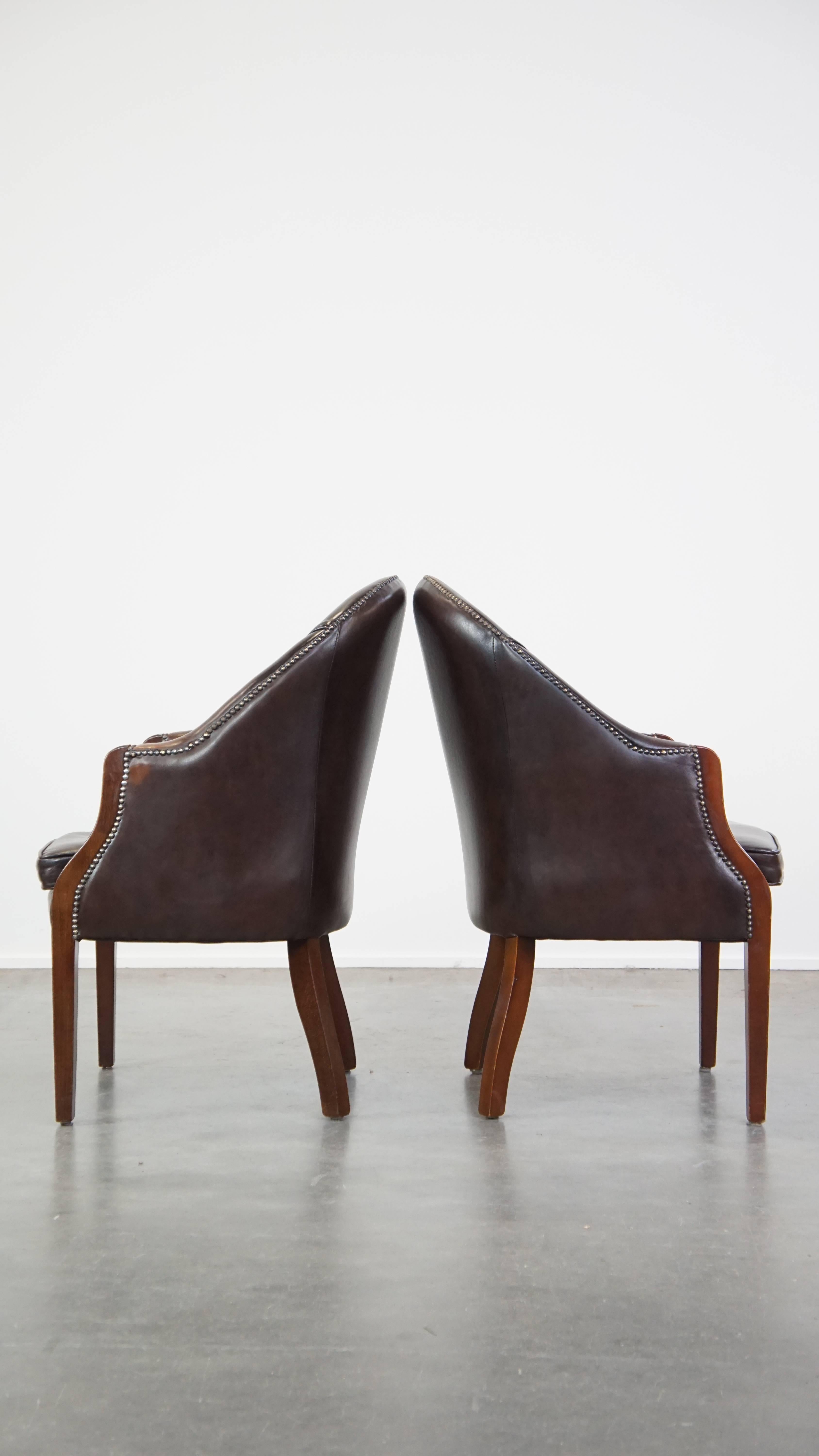 Set of 2 stately, luxurious, English style cowhide dining room chairs/tub chairs In Good Condition In Harderwijk, NL
