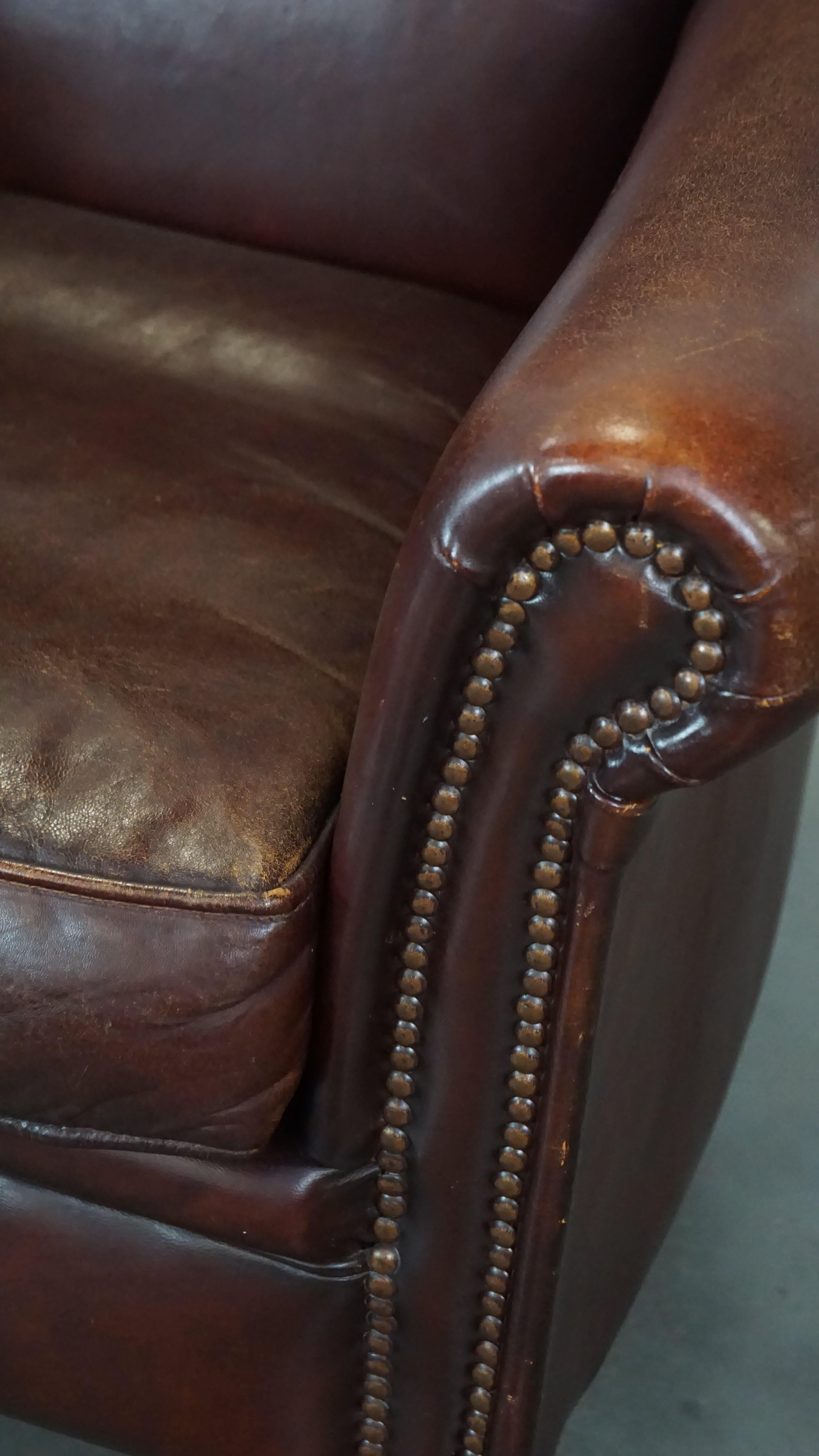 Set of 2 stately sheepskin armchairs with proper finishing with decorative nails For Sale 6